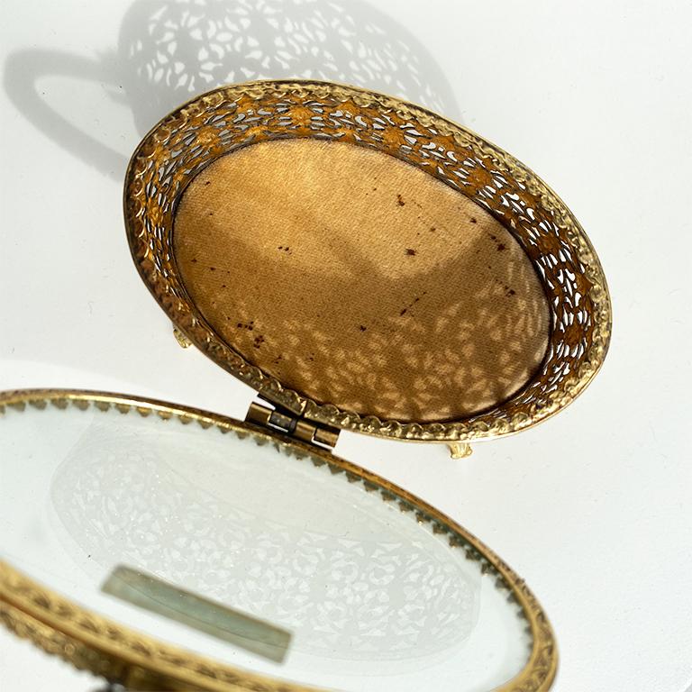 Hollywood Regency Boîte à bijoux ovale en verre percé plaqué or 24k avec couvercle en vente