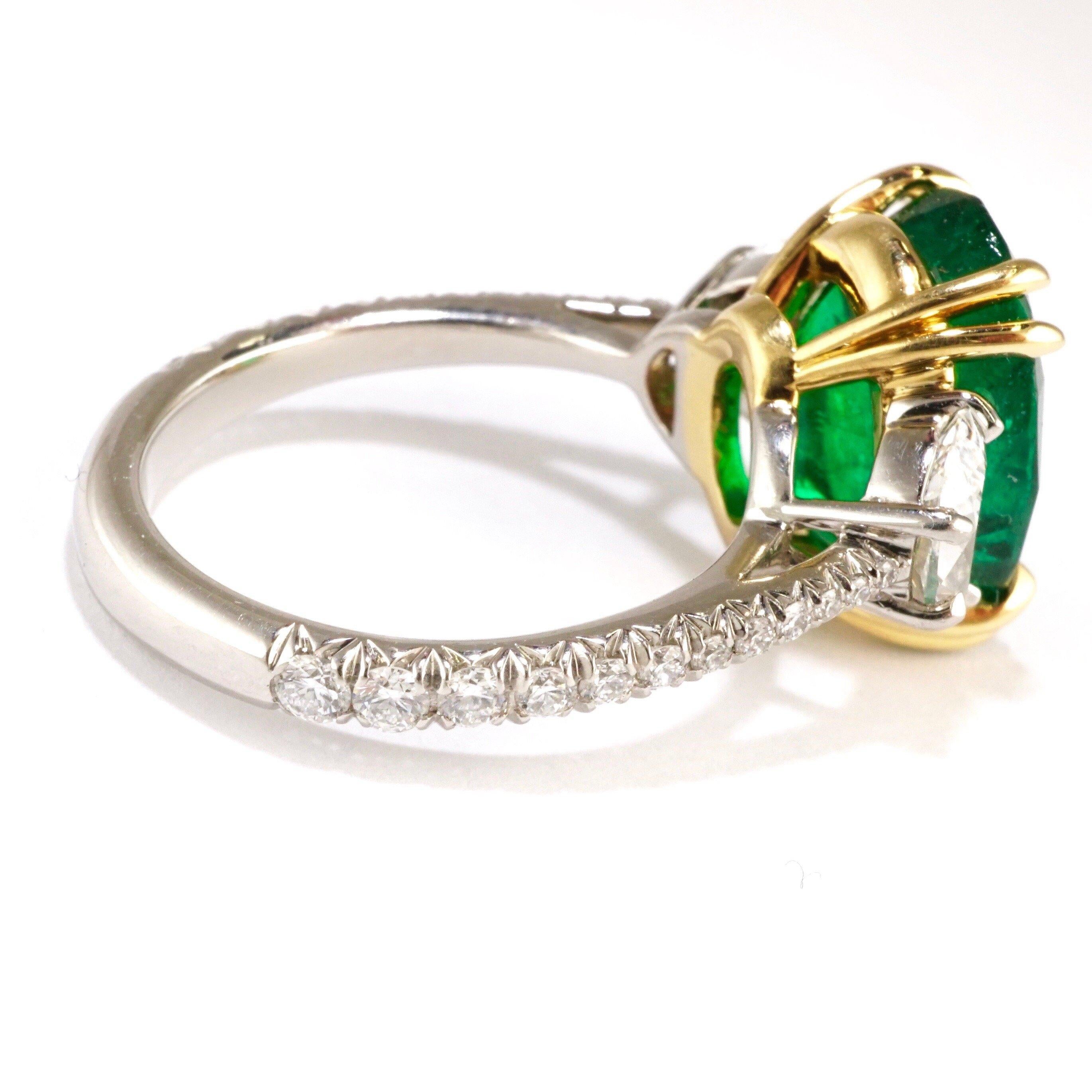 Oval 5.72 Carat Green Emerald Platinum Cocktail/Engagement Ring Set in Platinum For Sale 1