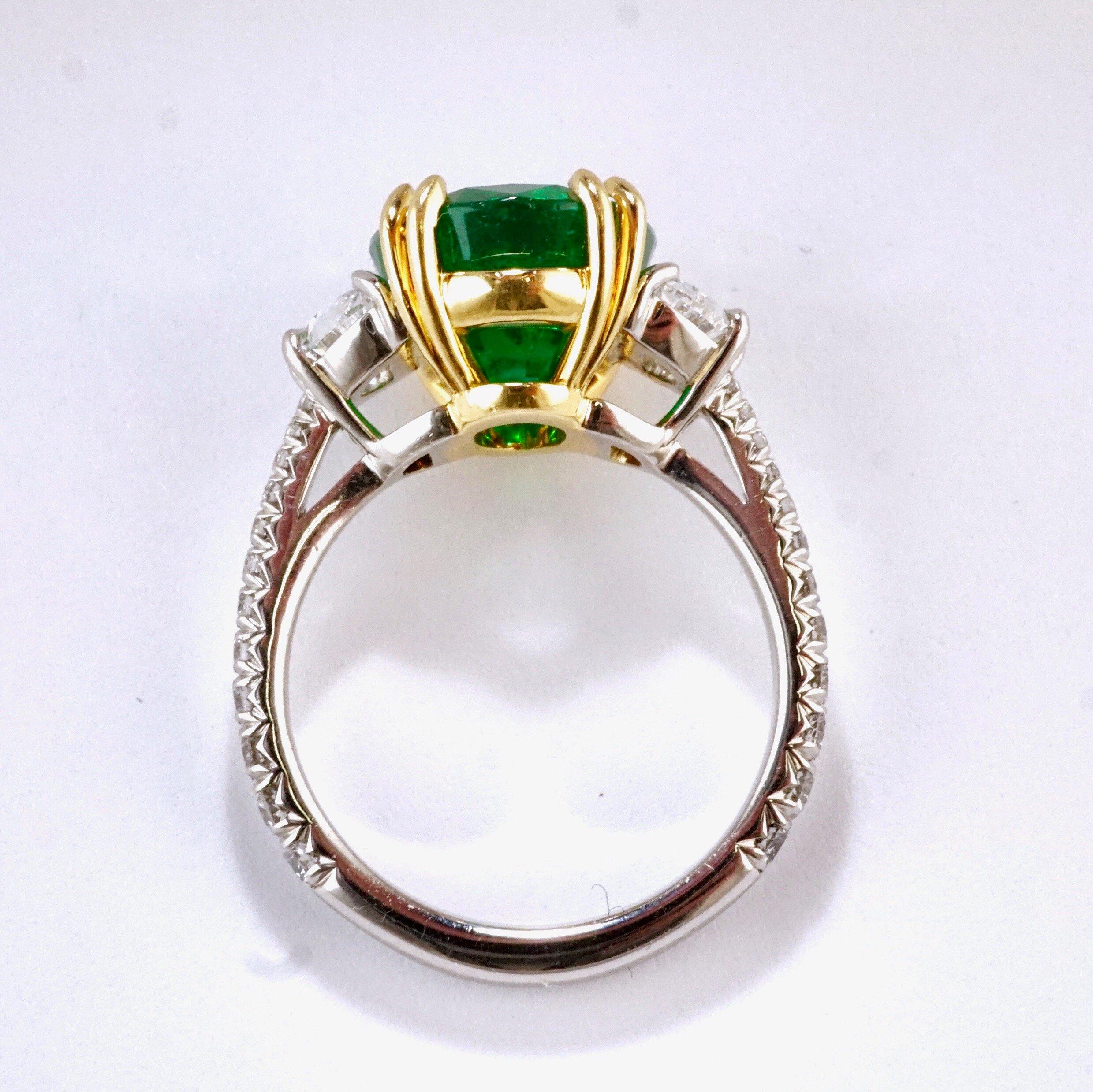 Oval 5.72 Carat Green Emerald Platinum Cocktail/Engagement Ring Set in Platinum For Sale 2