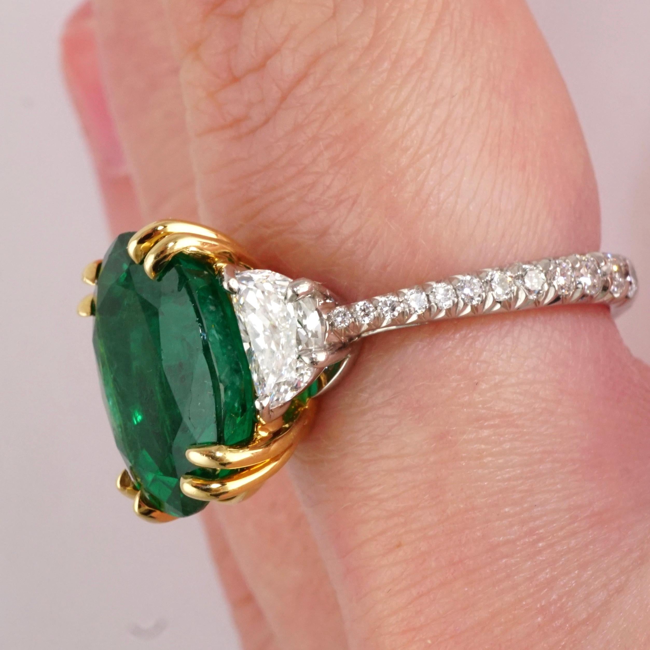 Oval 5.72 Carat Green Emerald Platinum Cocktail/Engagement Ring Set in Platinum In New Condition For Sale In New York, NY