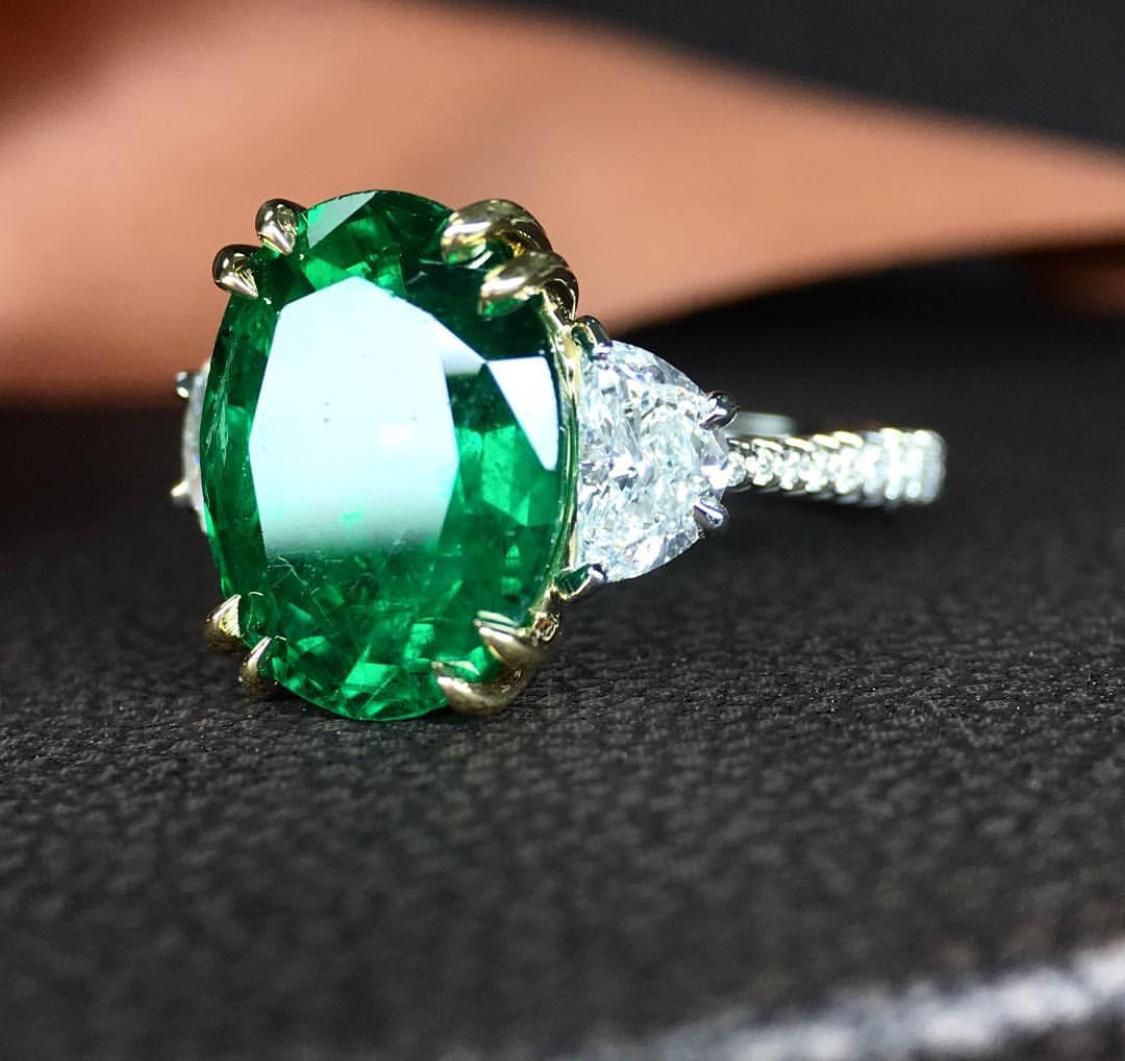 Contemporary Oval 5.72 Ct Green Emerald Platinum Cocktail/Engagement Ring Set in Platinum For Sale