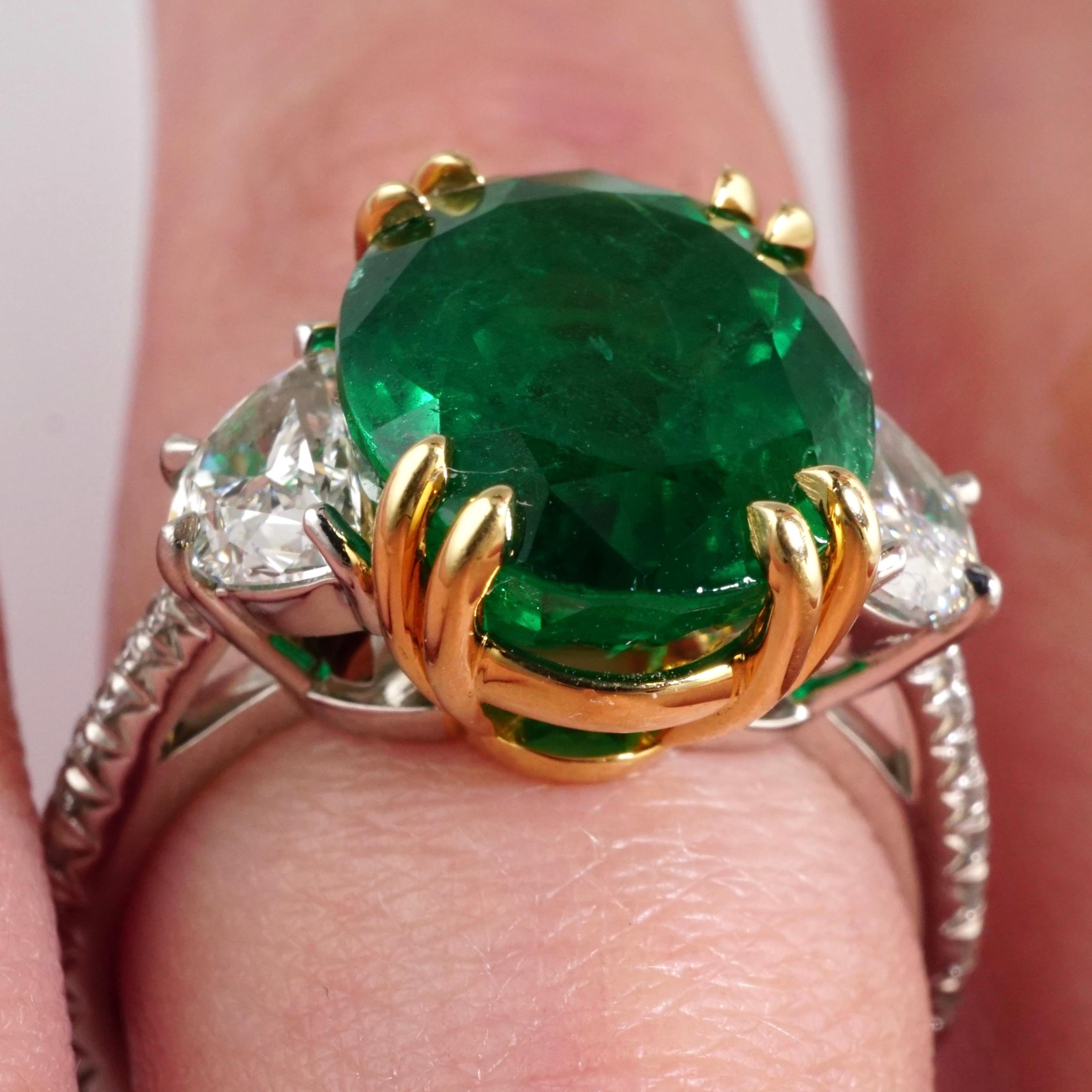 Oval 5.72 Ct Green Emerald Platinum Cocktail/Engagement Ring Set in Platinum In New Condition For Sale In New York, NY
