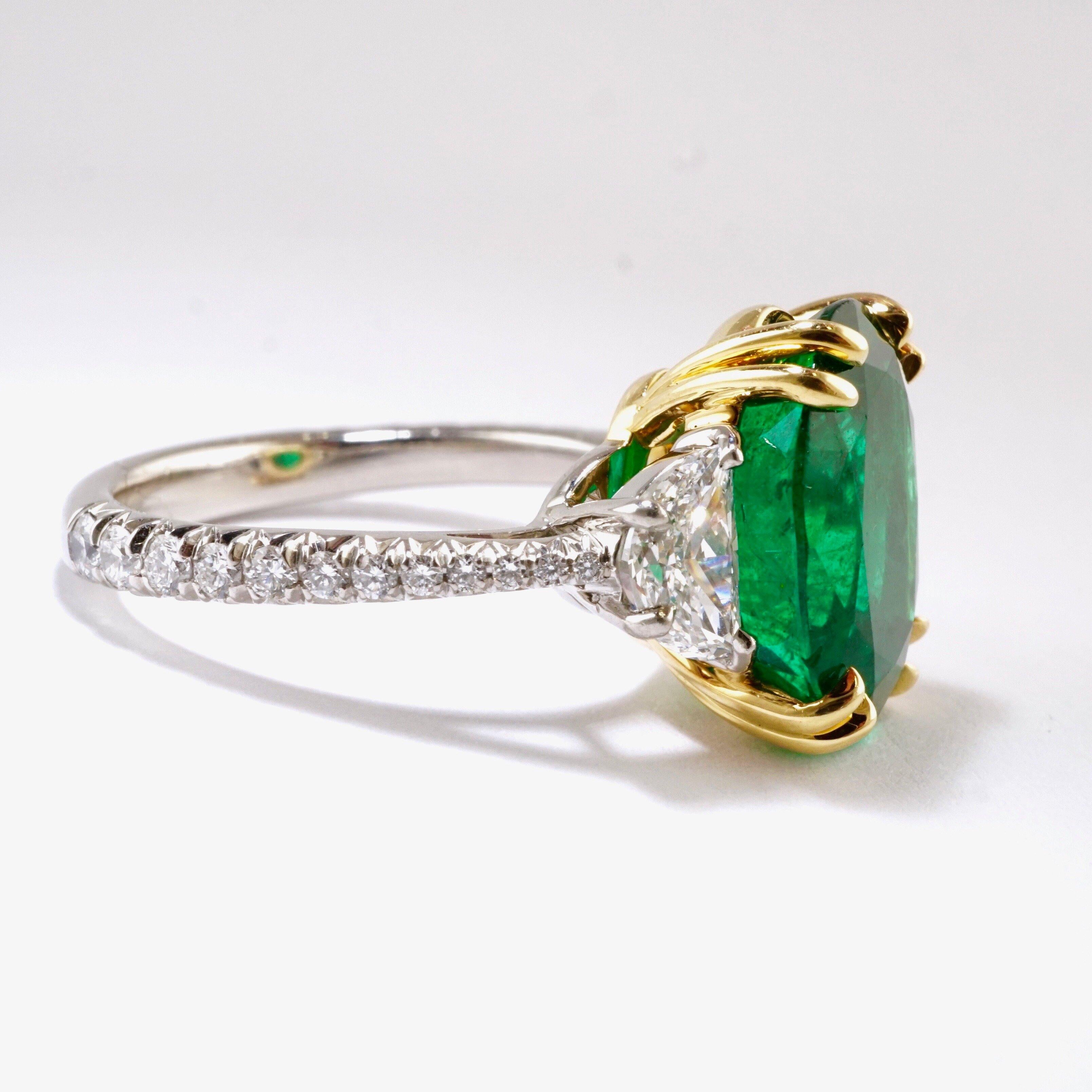 Oval 5.72 Ct Green Emerald Platinum Cocktail/Engagement Ring Set in Platinum For Sale 2