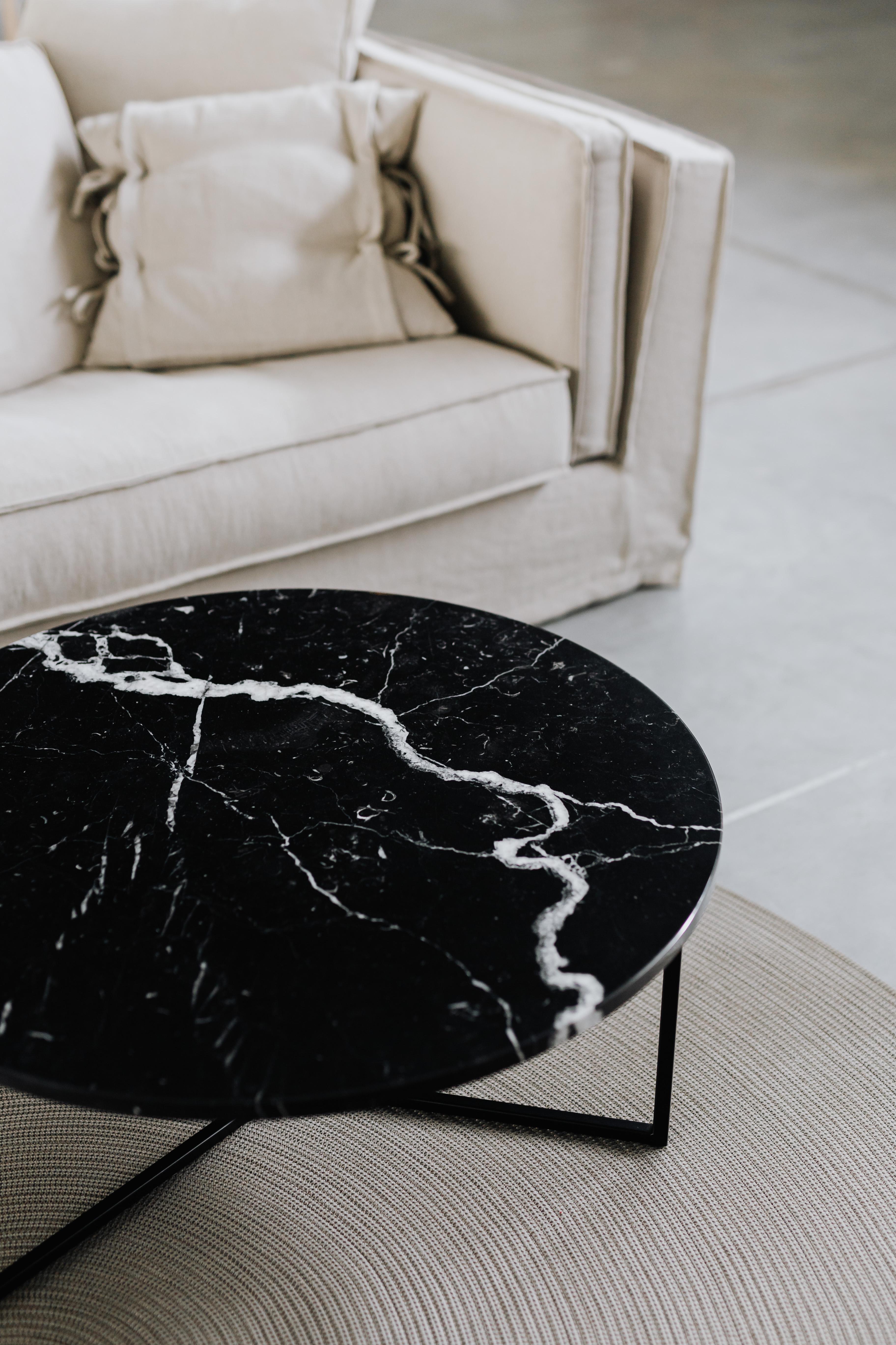 OVAL est une table basse ronde en beau marbre, disponible en blanc (Carrara) ou en noir (Nero Marquina). Il repose sur un cadre en acier peint par poudrage de couleur noire. Grâce à son piètement élancé, la table a un aspect léger et aérien tout en