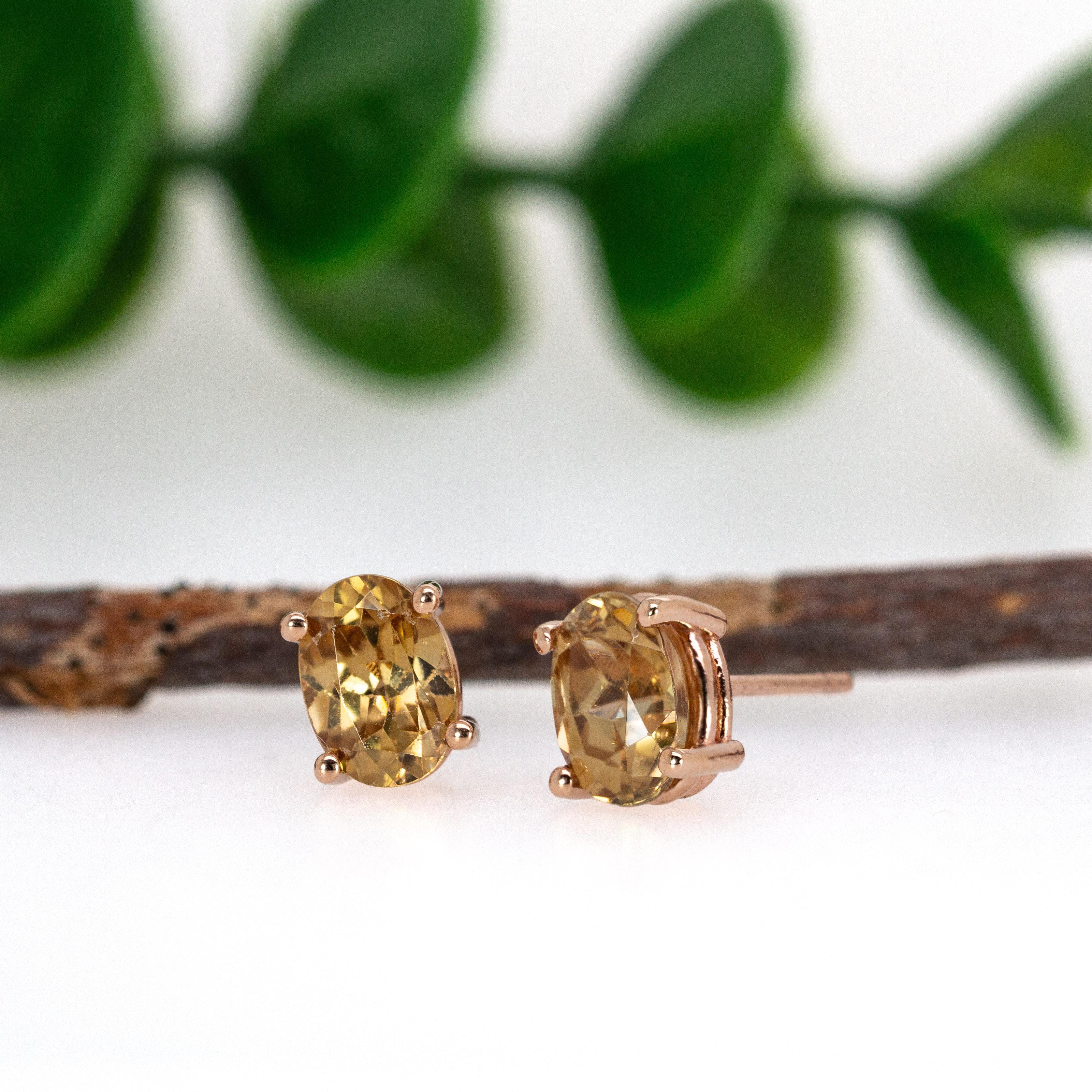 Ovale 7x5mm - Champagner Zirkon Solitär Ohrstecker in massivem 14K Gold (Zeitgenössisch) im Angebot