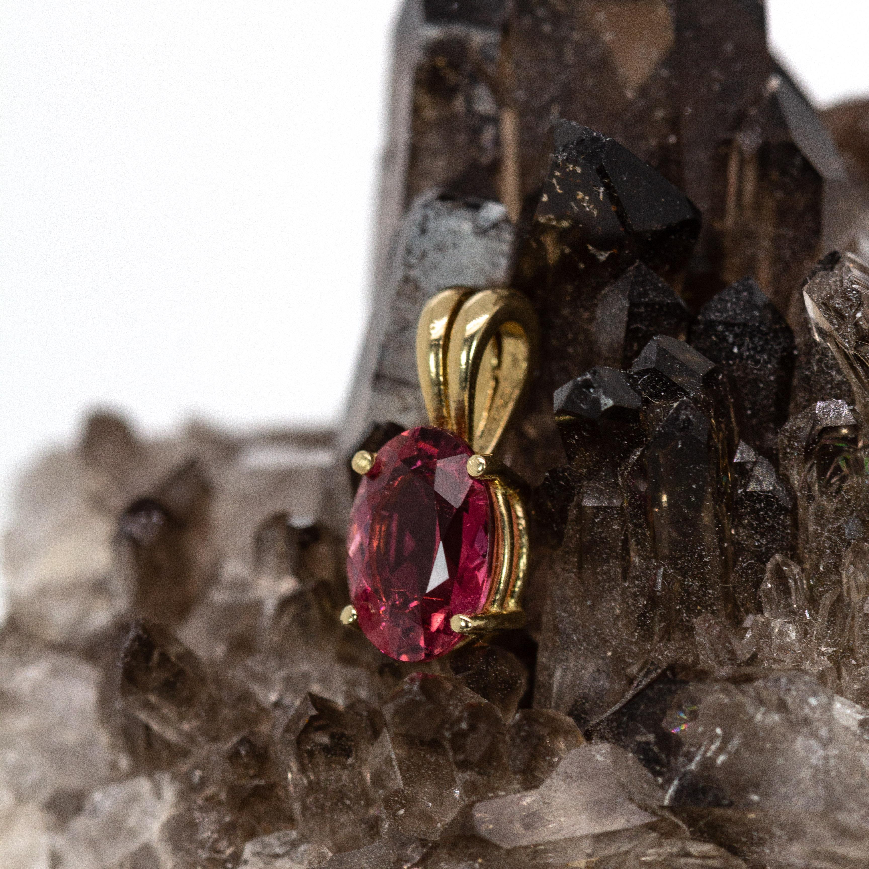 Oval 8x6mm - 1ct Pink Tourmaline Pendant in 14K Solid Gold with Rabbit Bail en Nuevo estado para la venta en Columbus, OH