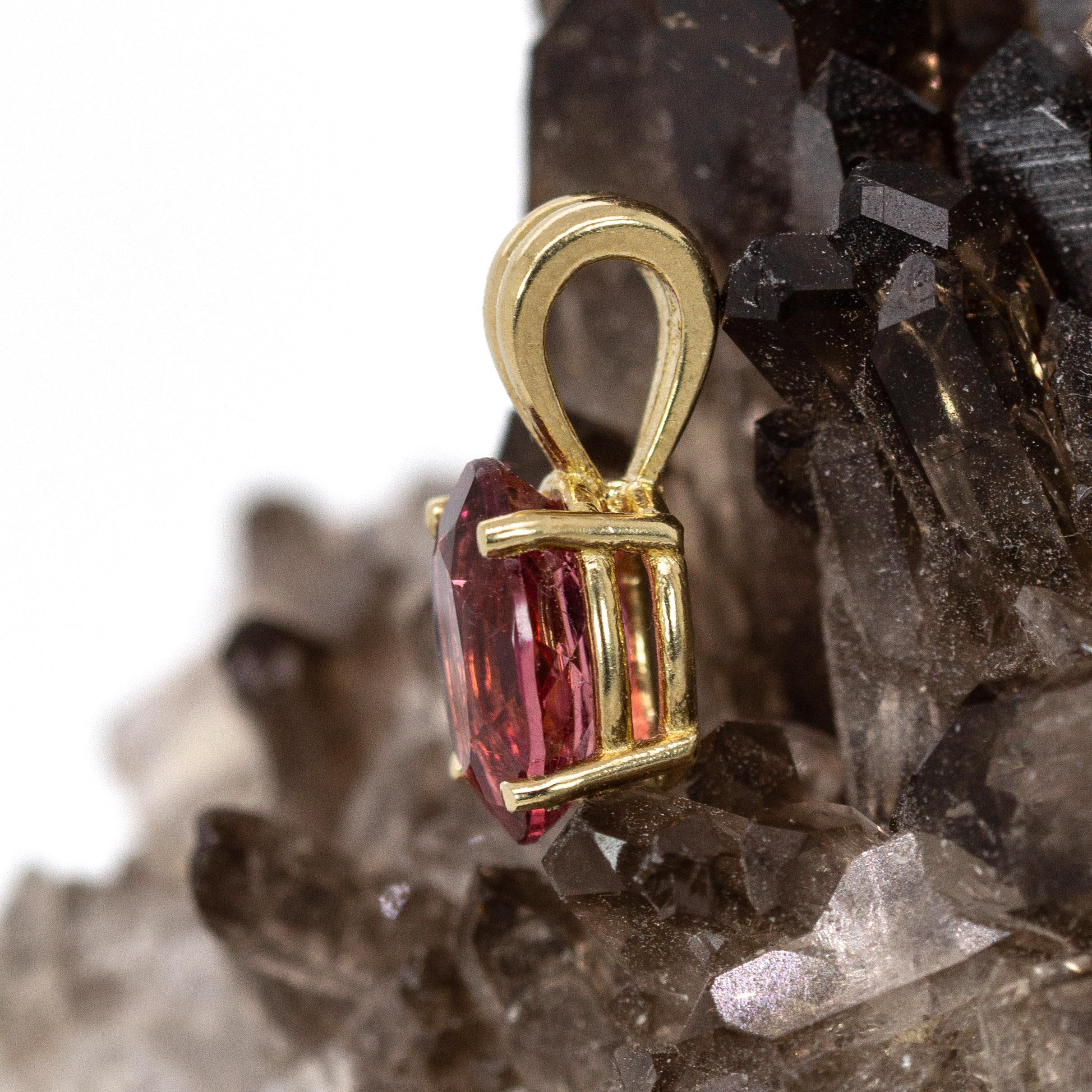 De las mujeres Oval 8x6mm - 1ct Pink Tourmaline Pendant in 14K Solid Gold with Rabbit Bail en venta