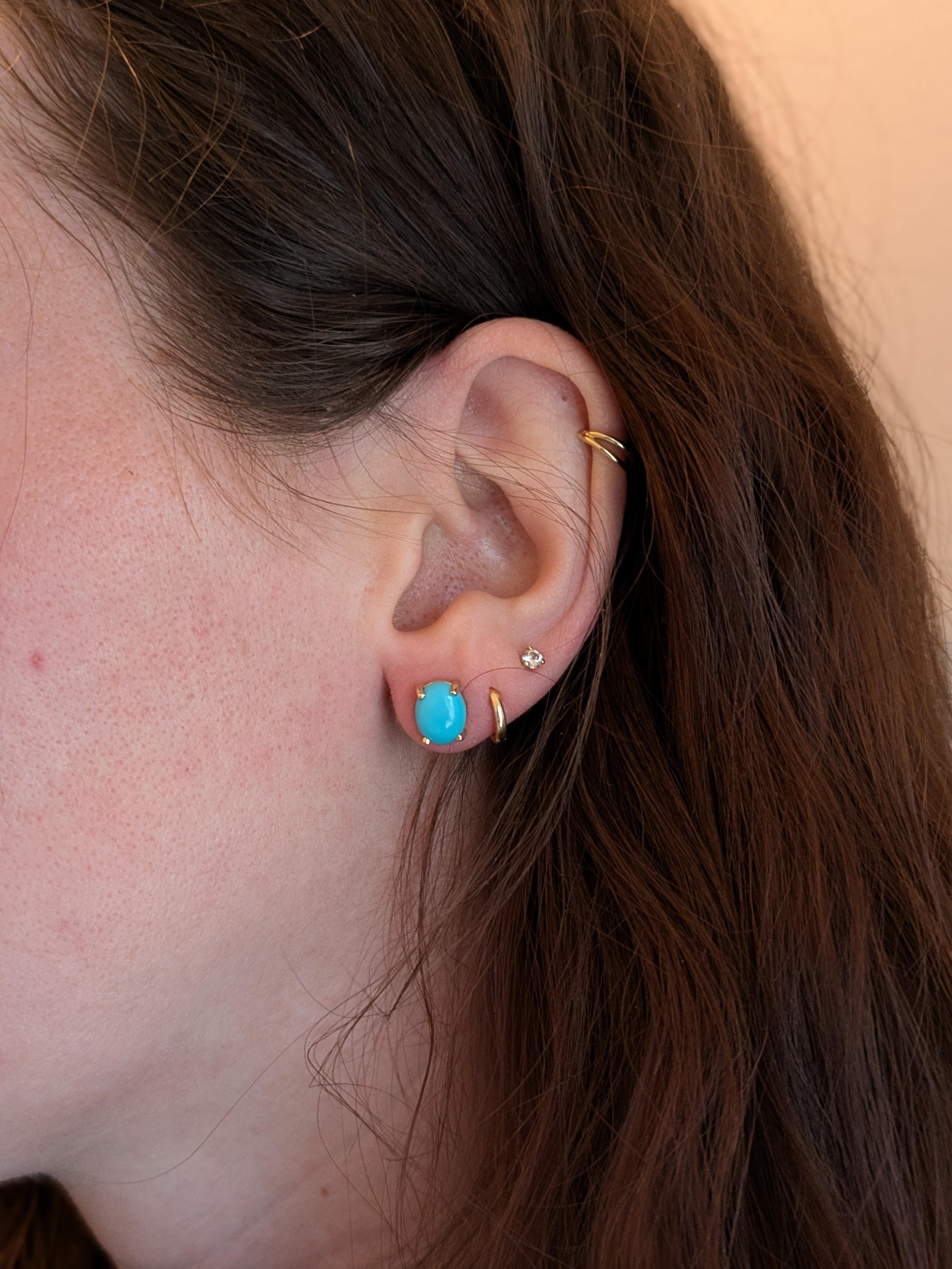 Wer sagt, dass Statement-Stücke schreien müssen? Diese türkisfarbenen Ohrstecker versprühen mit ihren zarten 8x6 mm großen Cabochons und der sonnigen Goldfassung Eleganz. Sie sind leicht und sicher mit Push-Back-Verschlüssen und eignen sich perfekt