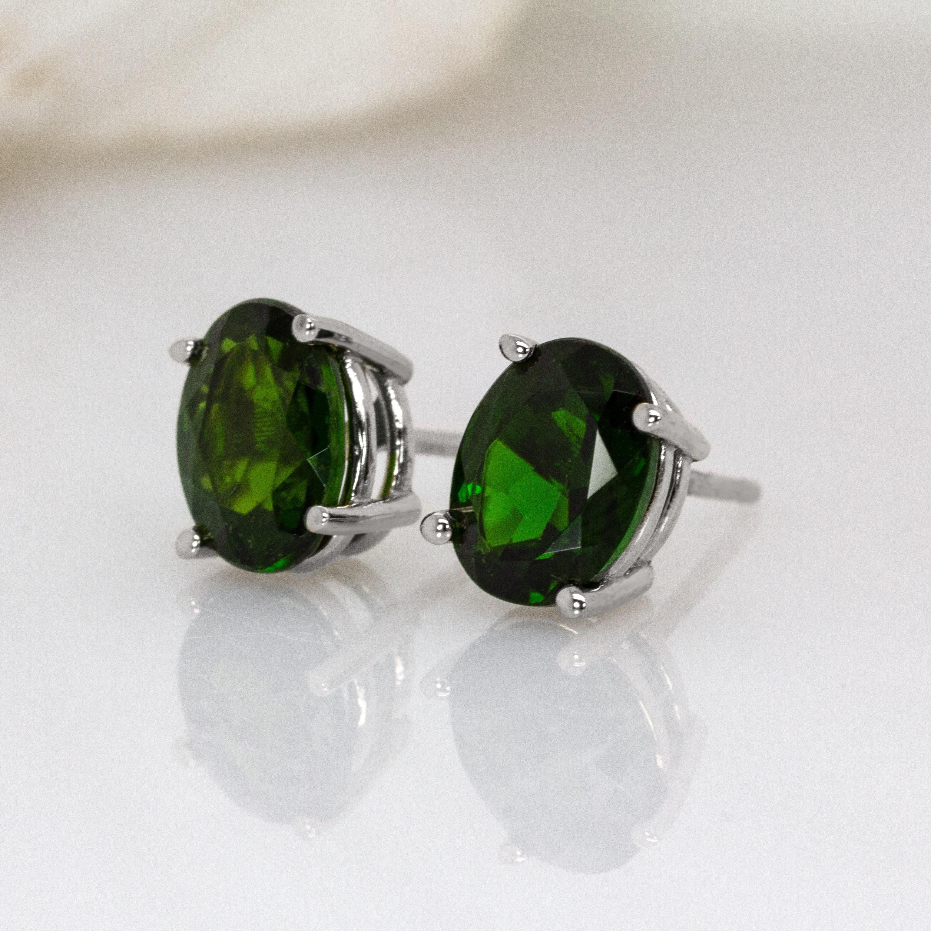Ovale 8x6mm - Clous d'oreilles solitaires en diopside chromé : Or blanc massif 14k Neuf - En vente à Columbus, OH