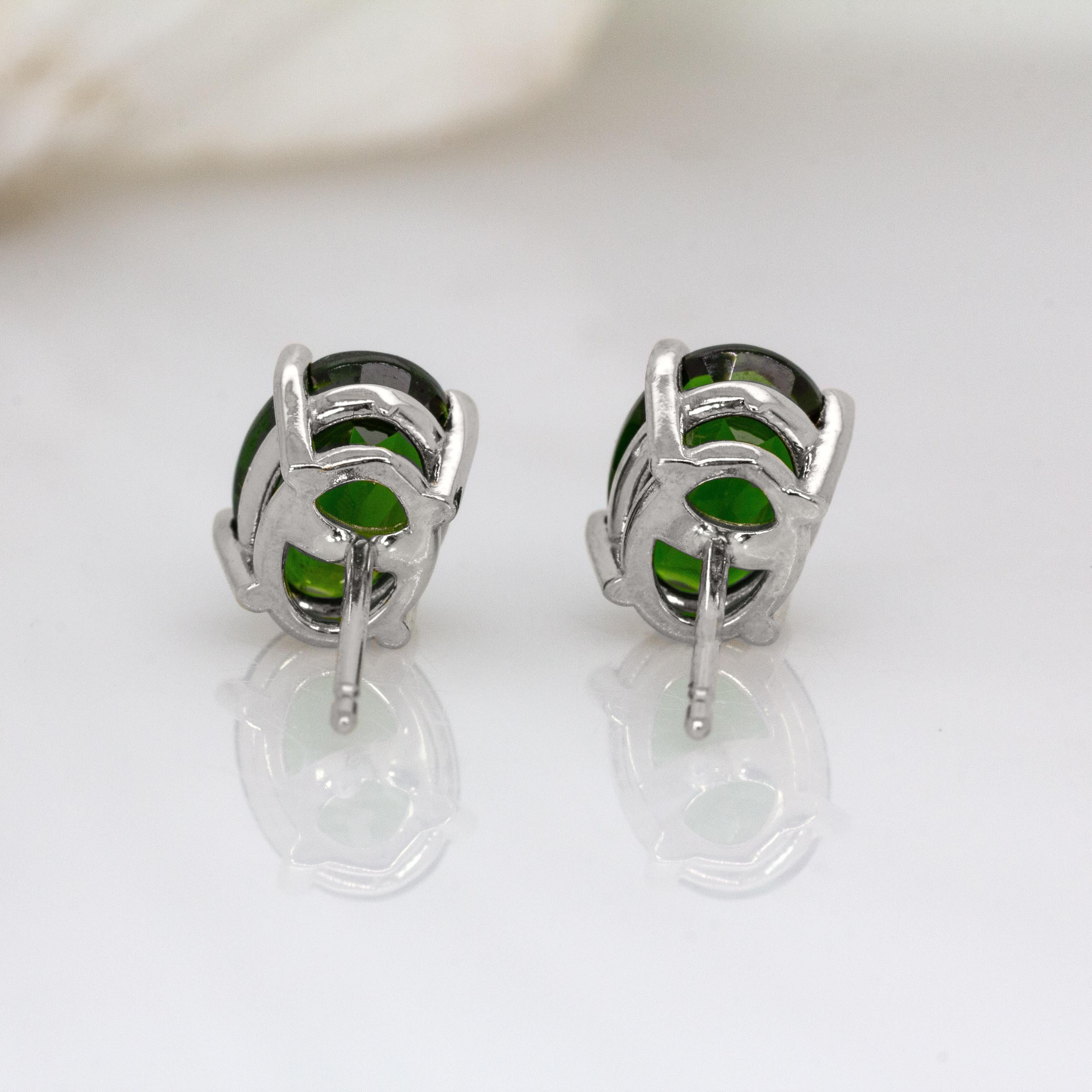 Ovale 8x6mm - Clous d'oreilles solitaires en diopside chromé : Or blanc massif 14k en vente 1