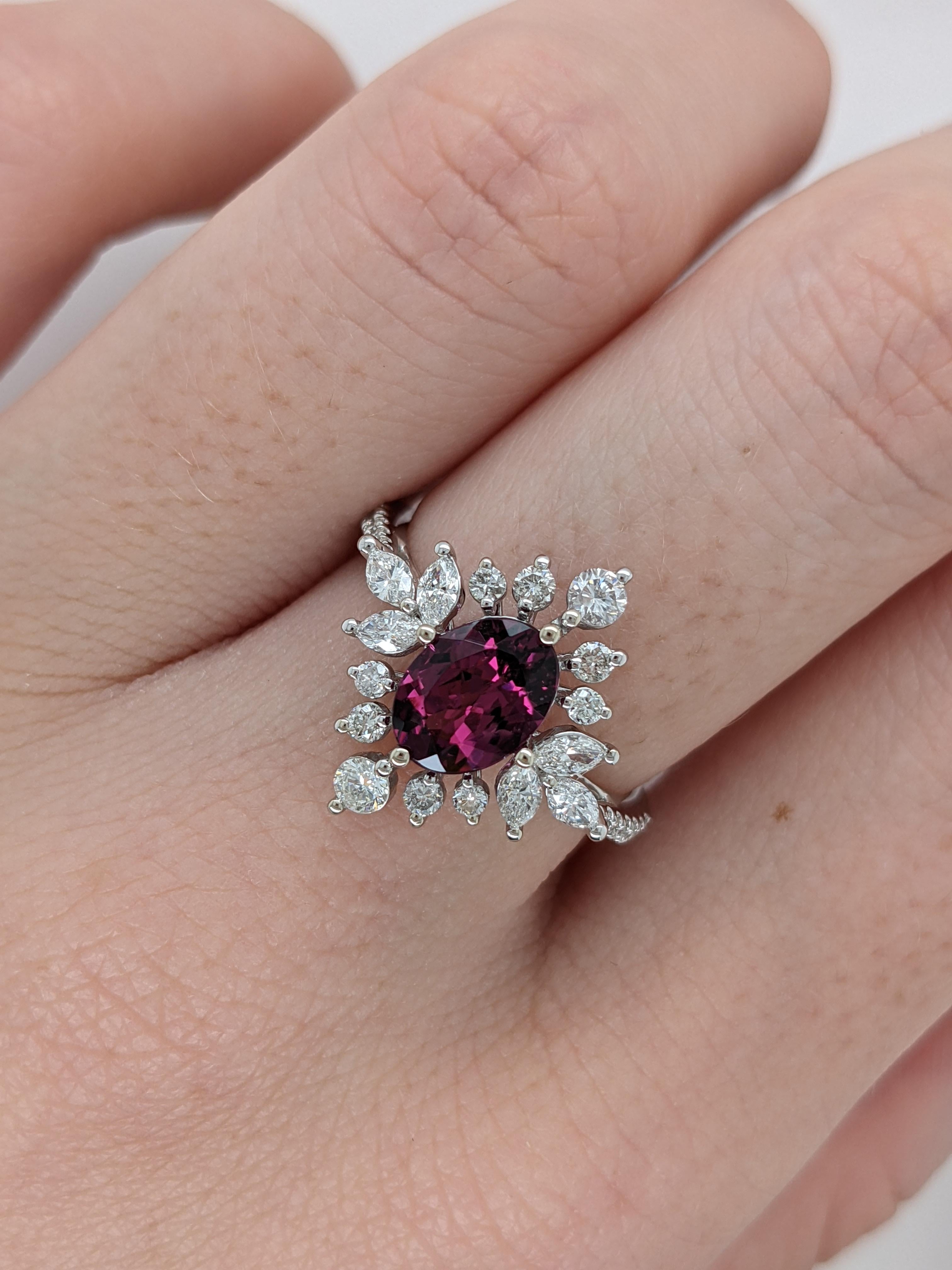 Anillo oval de rodolita con acento de diamantes y diseño de copo de nieve en pavé de oro blanco 4