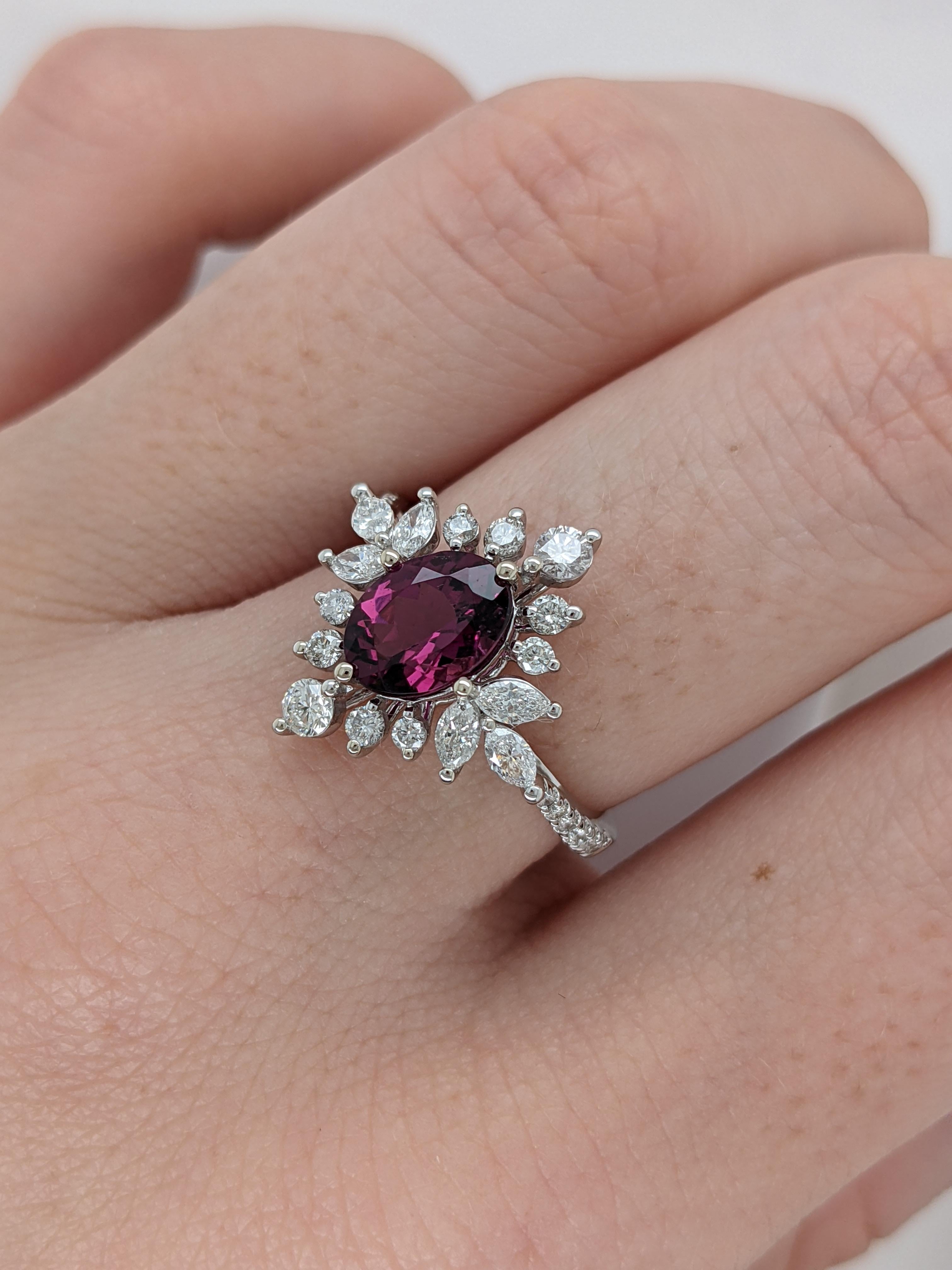 Anillo oval de rodolita con acento de diamantes y diseño de copo de nieve en pavé de oro blanco 5