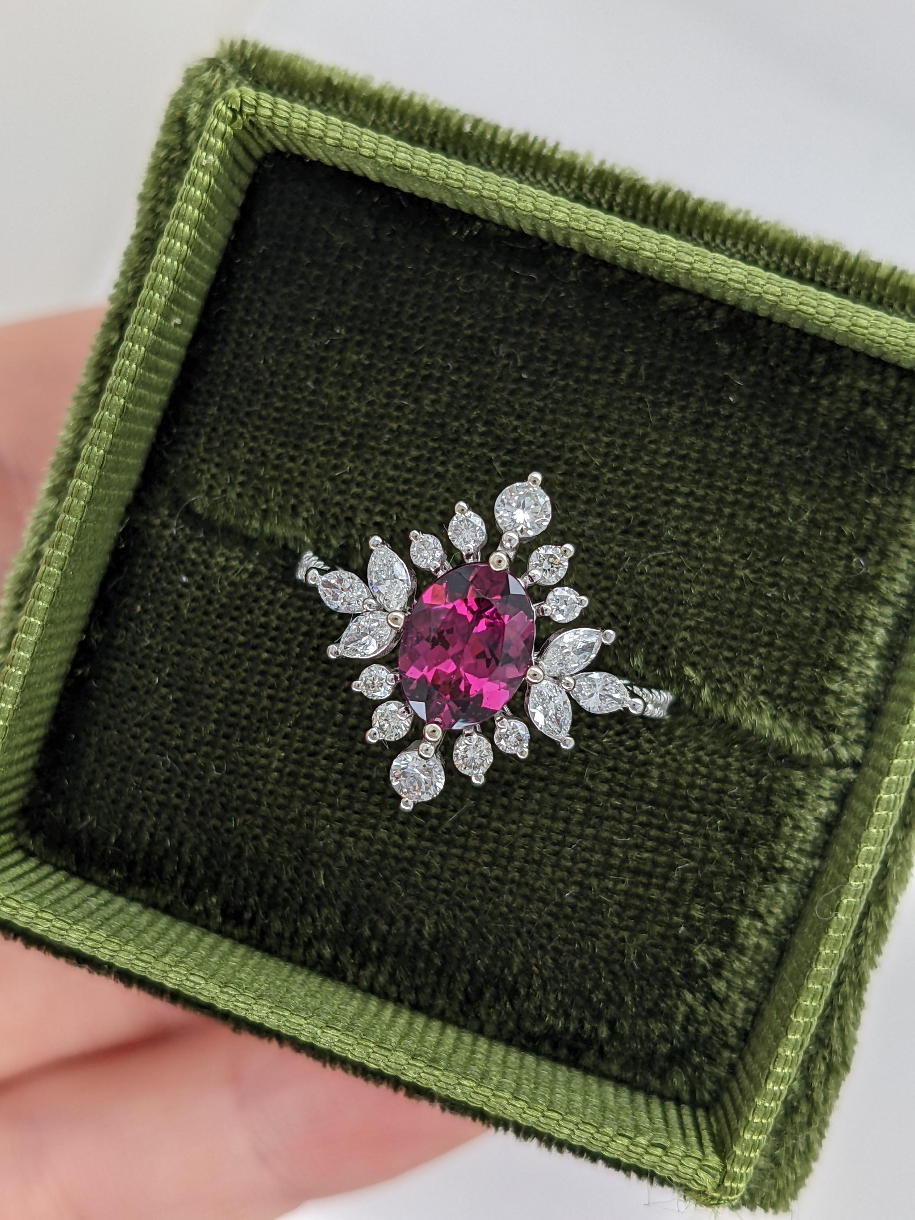 Anillo oval de rodolita con acento de diamantes y diseño de copo de nieve en pavé de oro blanco 6