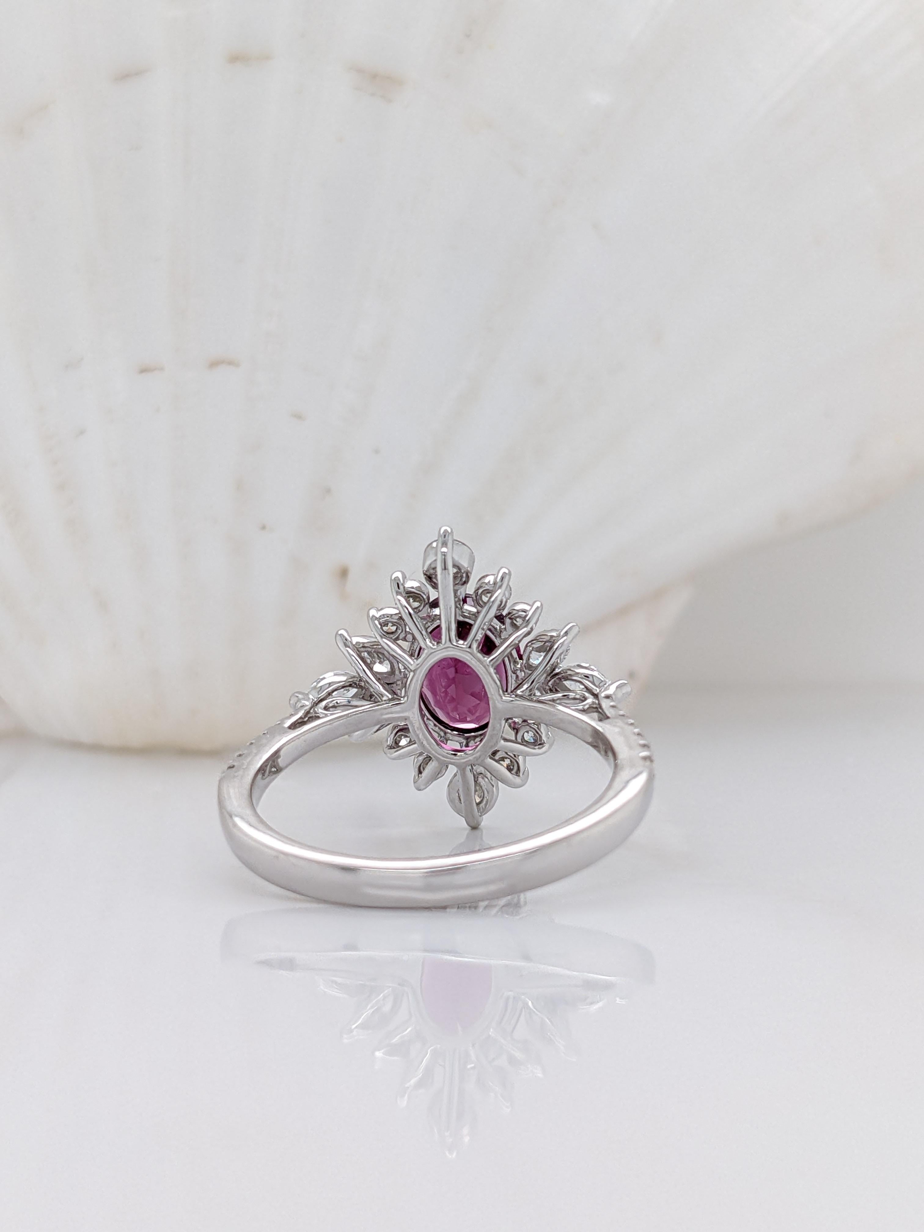 Anillo oval de rodolita con acento de diamantes y diseño de copo de nieve en pavé de oro blanco Corte oval