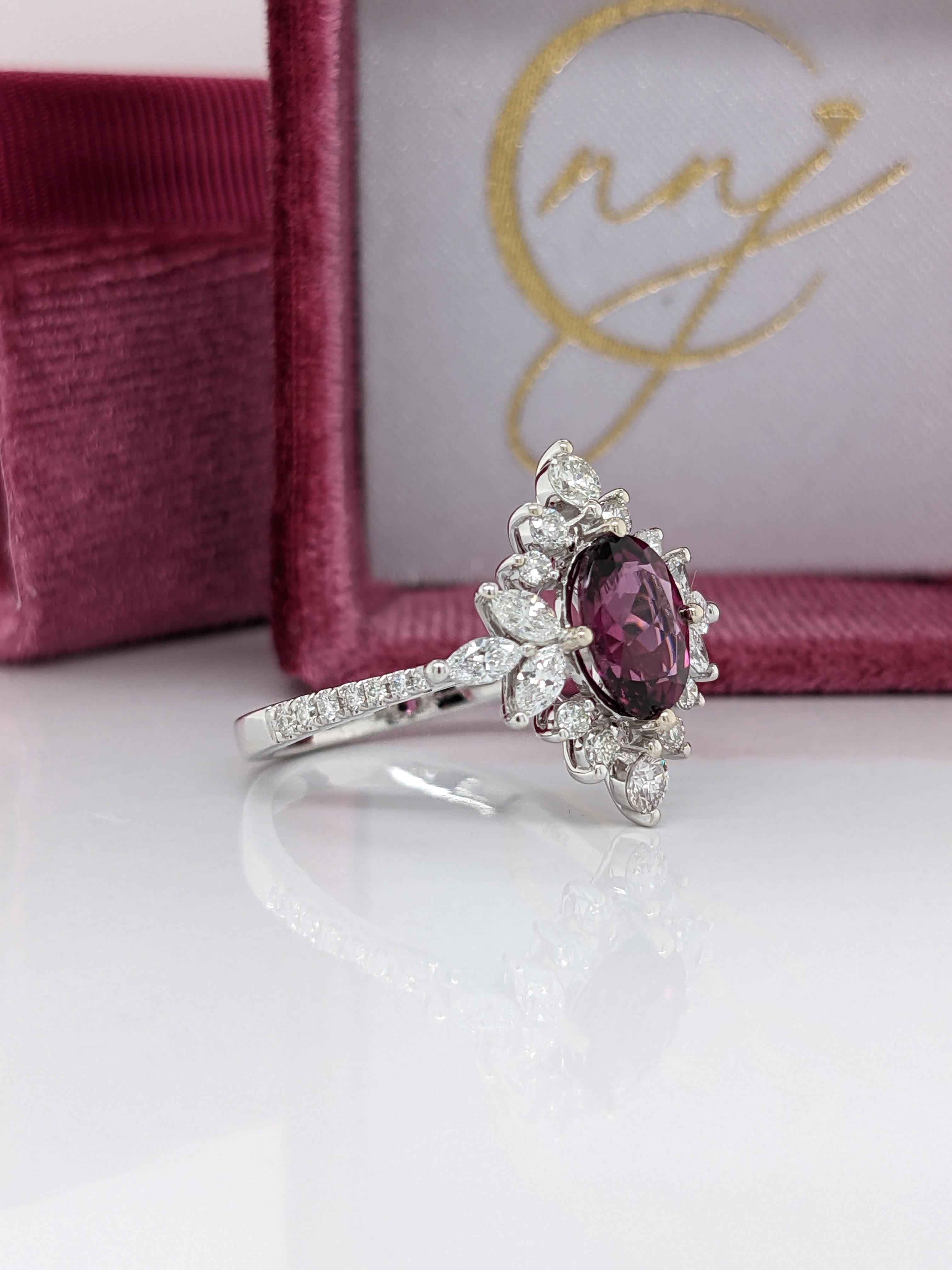 Anillo oval de rodolita con acento de diamantes y diseño de copo de nieve en pavé de oro blanco 1