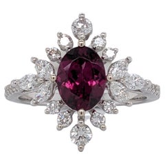 Anillo oval de rodolita con acento de diamantes y diseño de copo de nieve en pavé de oro blanco