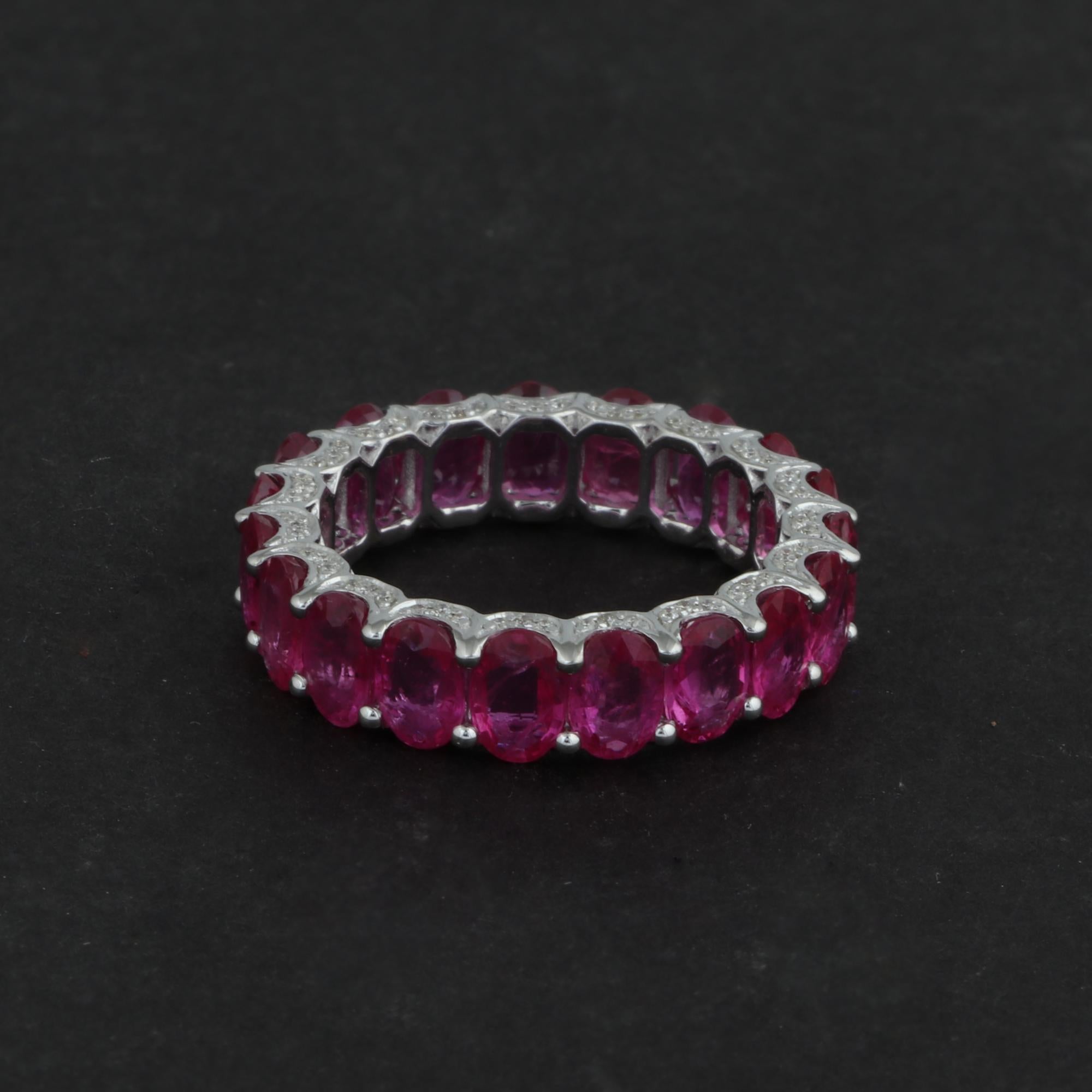 in vendita:  Anello a fascia per l'eternità con rubino ovale da 9,18 carati e diamante da 0,38 carati in oro bianco massiccio 14k 4