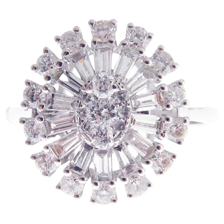 Ovaler Ohrring mit abstraktem Baguetteschliff-Motiv und Diamant im Angebot