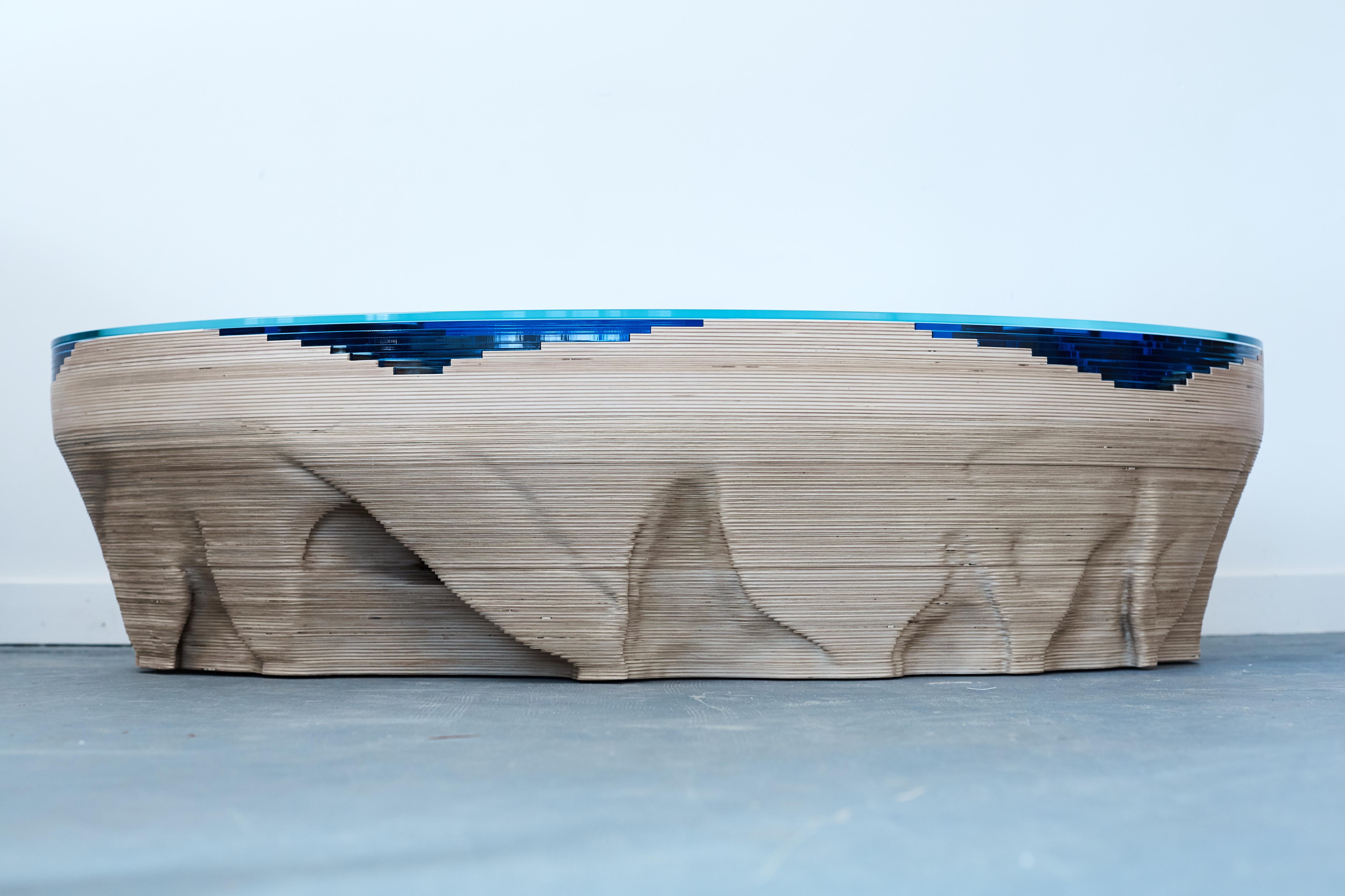 Mesa baja moderna Abyss de madera de abedul y cristal Moderno en venta