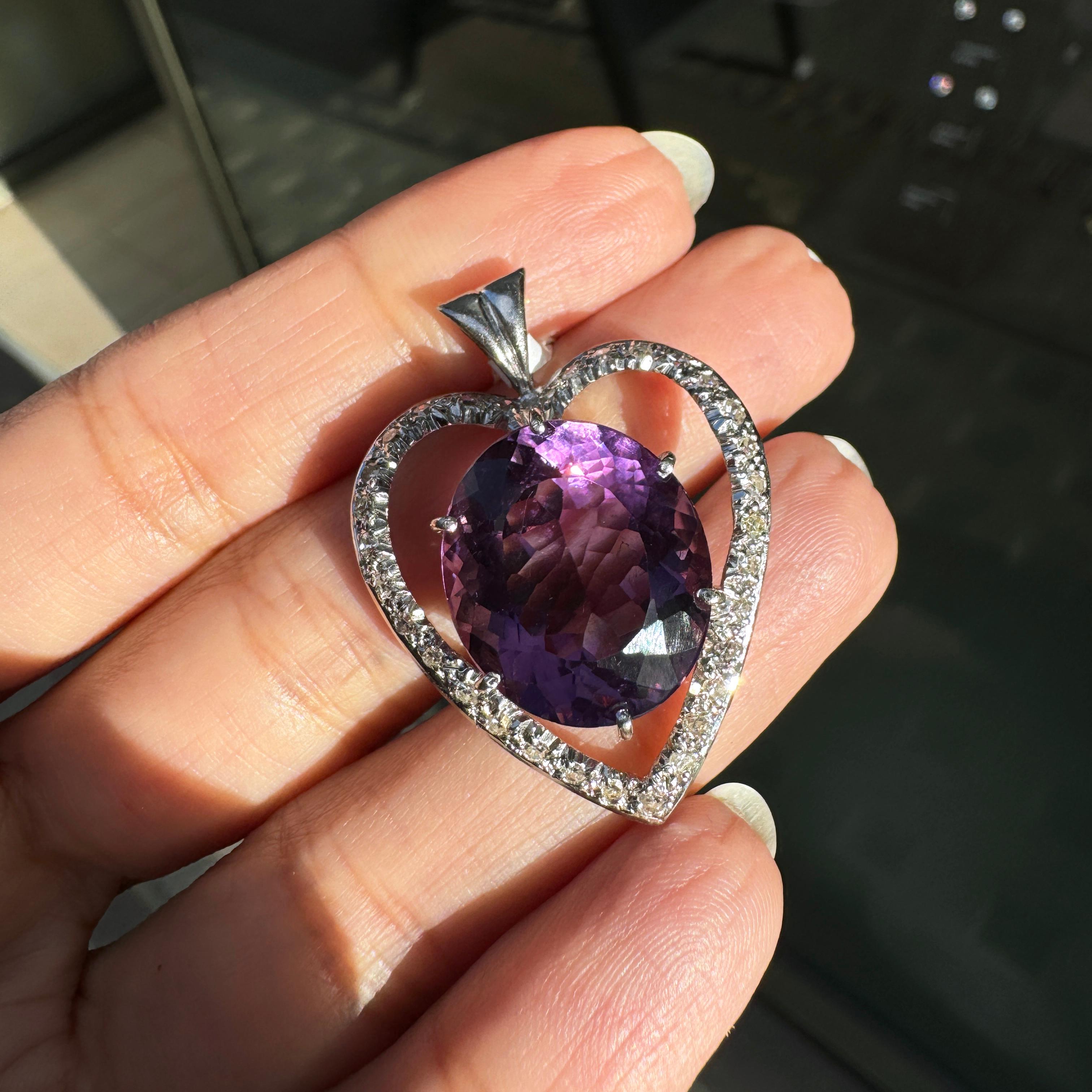 Romantico Ciondolo a cuore ovale con ametista e diamante in oro bianco 18 carati in vendita