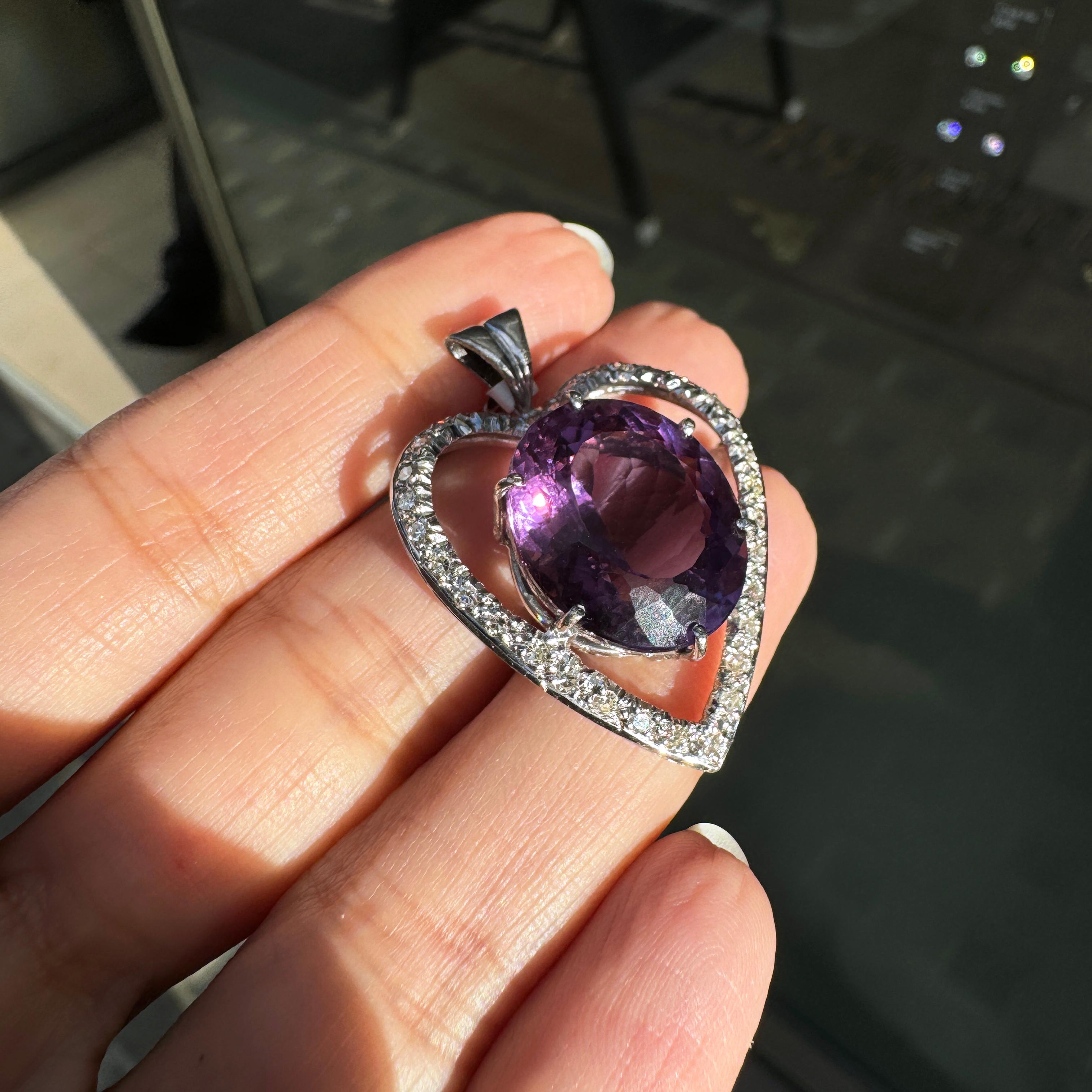 Taglio ovale Ciondolo a cuore ovale con ametista e diamante in oro bianco 18 carati in vendita