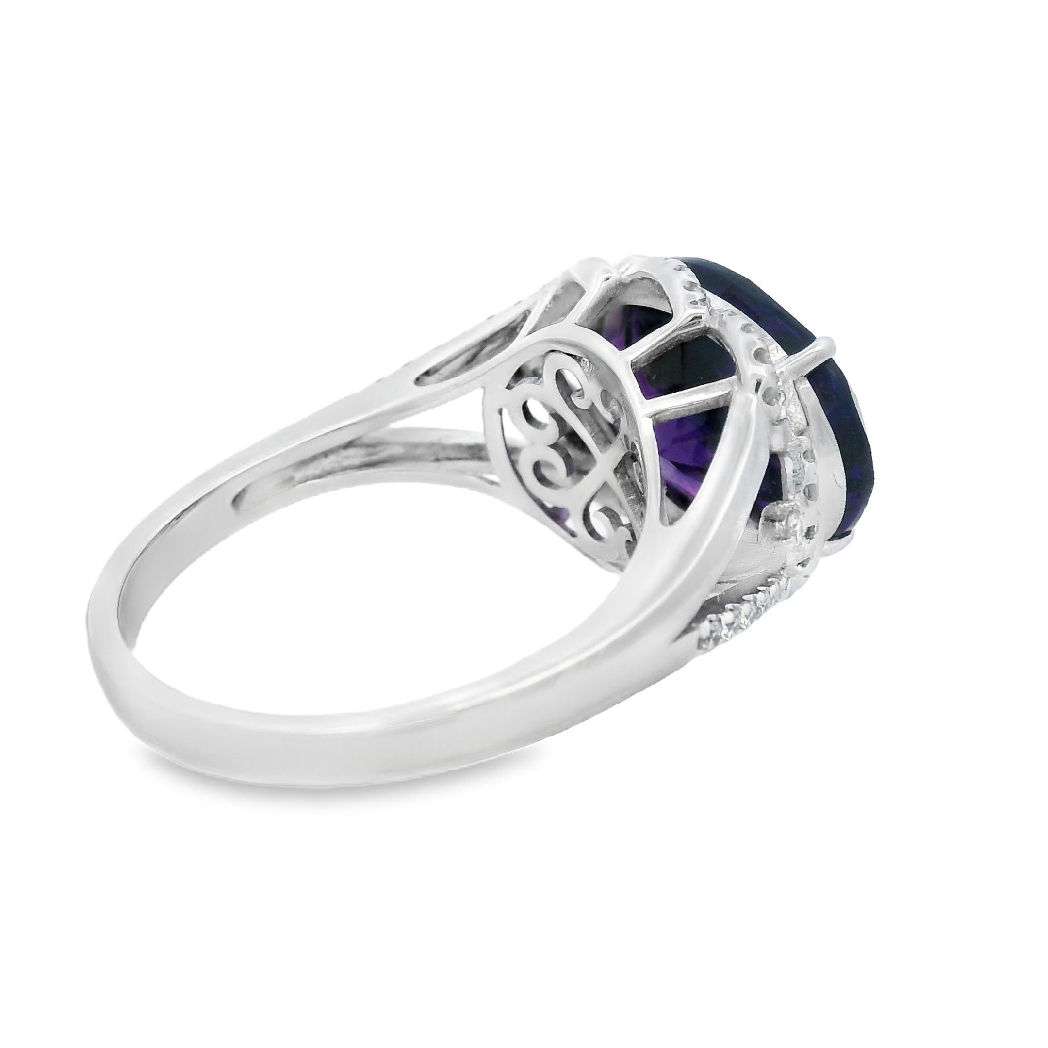 Anello ovale con ametista e diamante a raggiera da 4,90 carati in oro bianco 10K misura 7 In condizioni Nuovo in vendita a New York, NY