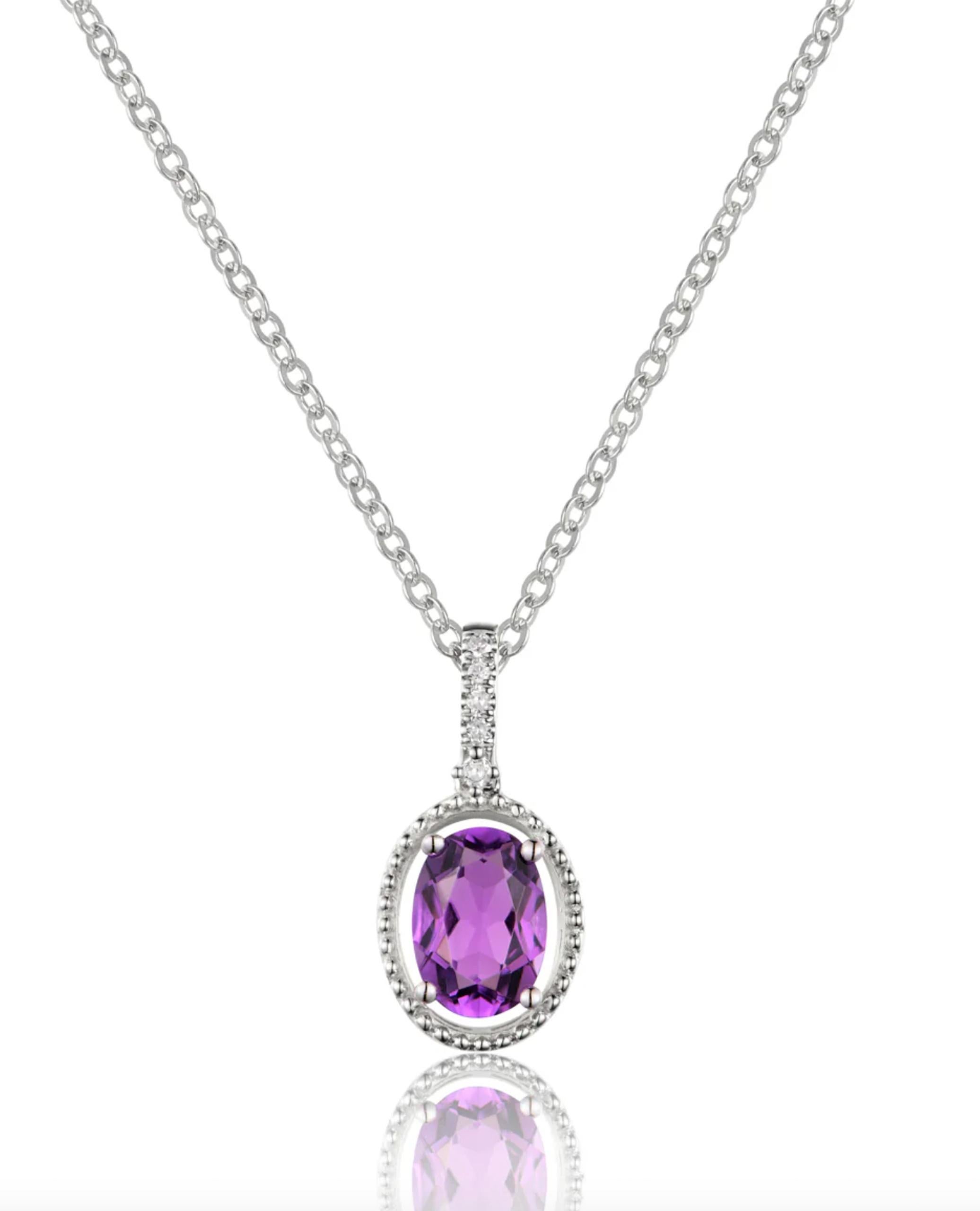 14K Weißgold Anhänger Halskette mit 5 runden Diamanten mit einem Gesamtgewicht von 0,02 Karat und ein Zentrum oval Amethyst mit einem Gewicht von 0,80 Karat.

- Halskette ist frei einstellbar bis zu 18 Zoll