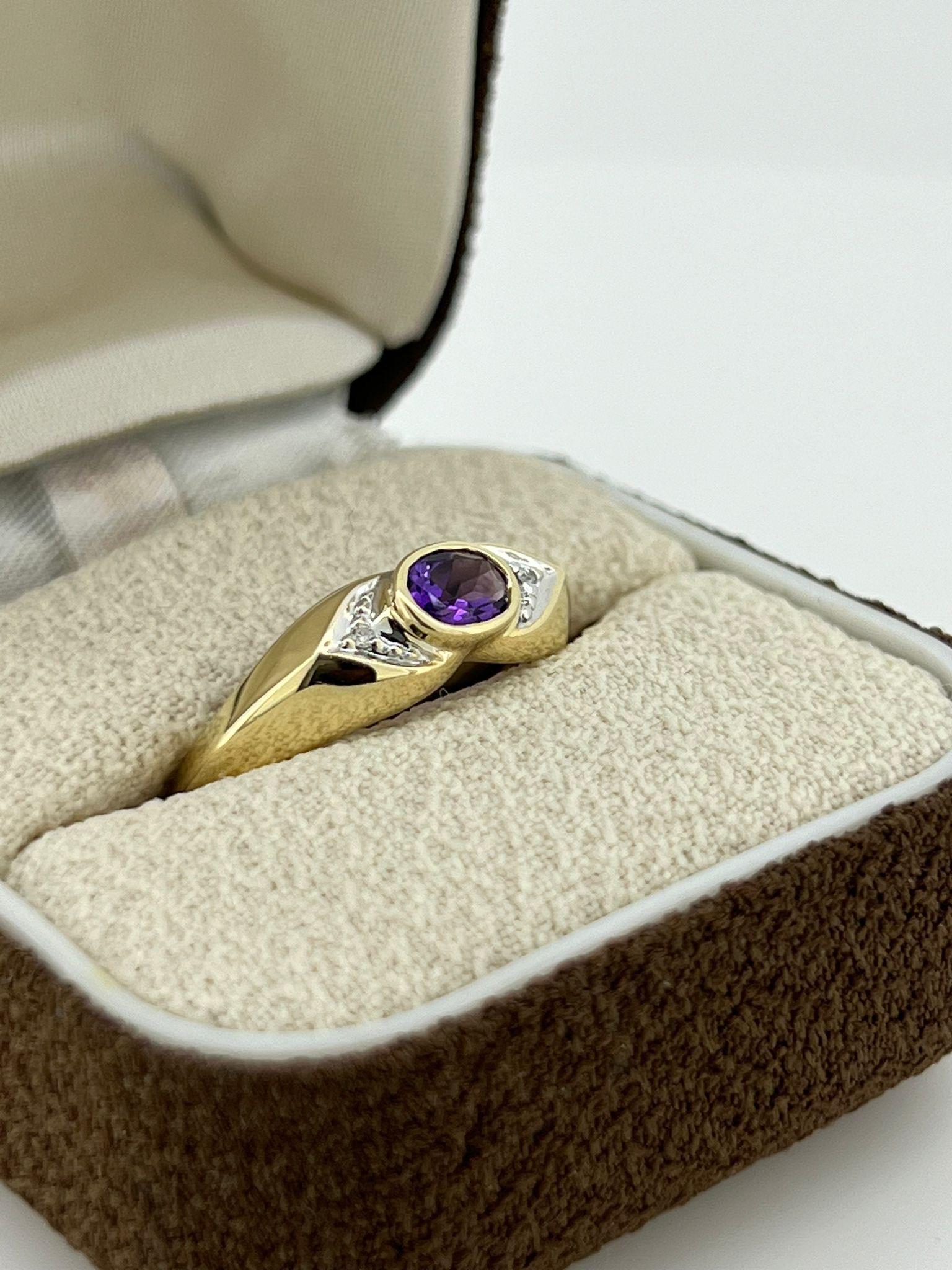 Realizzato in oro giallo 9K, 
l'anello è incentrato su un'ametista ovale 
di 0,40ct. circa (5mm x 4,5mm)
di un magnifico colore Royal Purple e 
eccellente chiarezza, castone incastonato 

Affiancato da 2 diamanti rotondi 
all'interno di una cornice