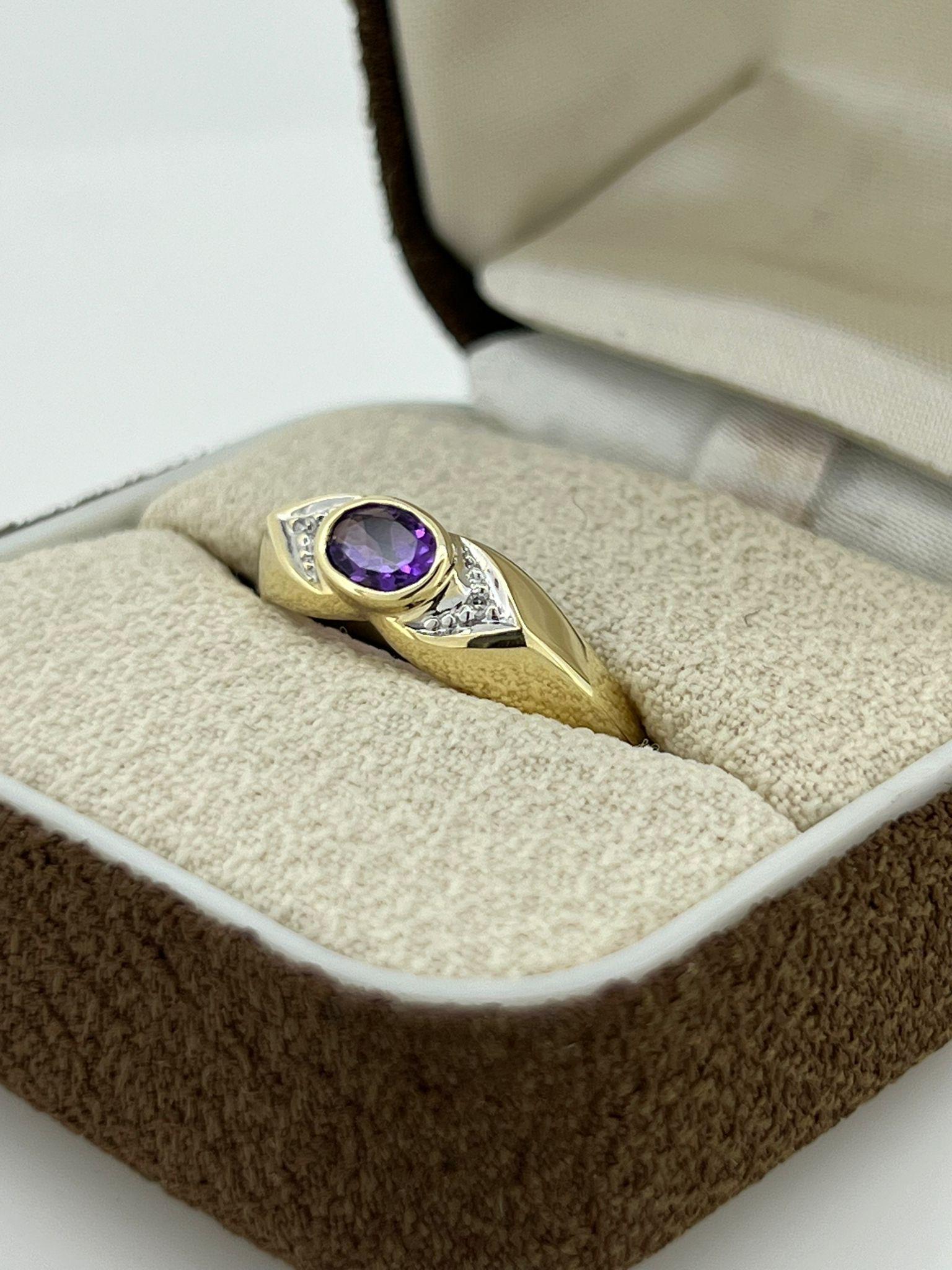 Taglio ovale Anello ovale con ametista (pietra di febbraio) e diamante in oro giallo 9 carati in vendita