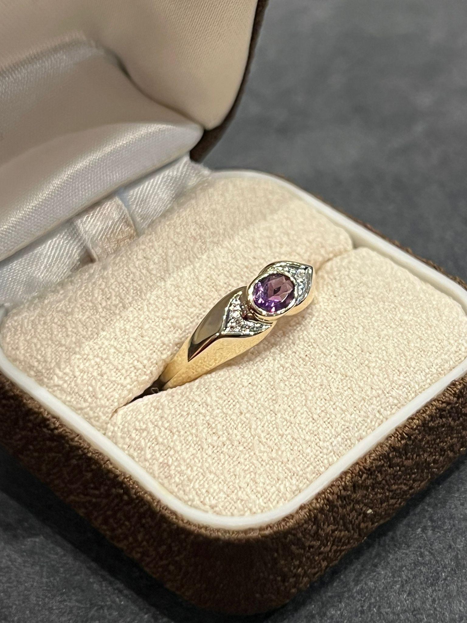 Anello ovale con ametista (pietra di febbraio) e diamante in oro giallo 9 carati In condizioni ottime in vendita a MELBOURNE, AU