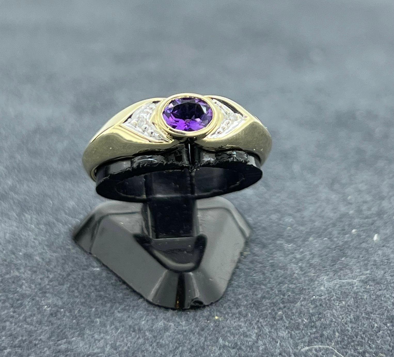 Anello ovale con ametista (pietra di febbraio) e diamante in oro giallo 9 carati in vendita 1