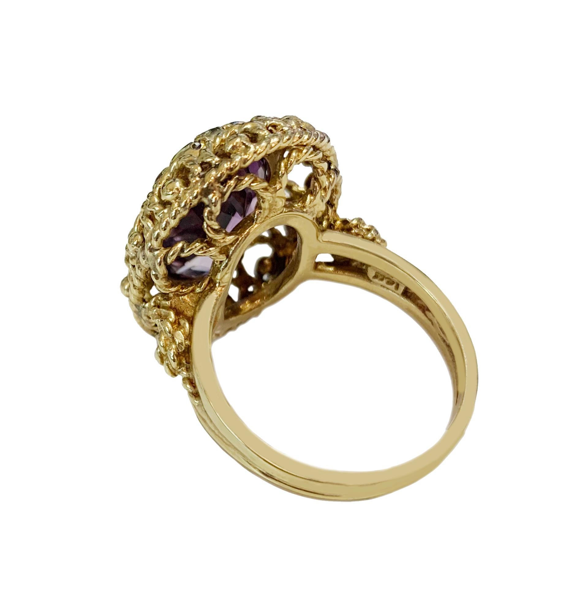 Oval Amethyst Ring in Yellow Gold In New Condition For Sale In New York, NY
