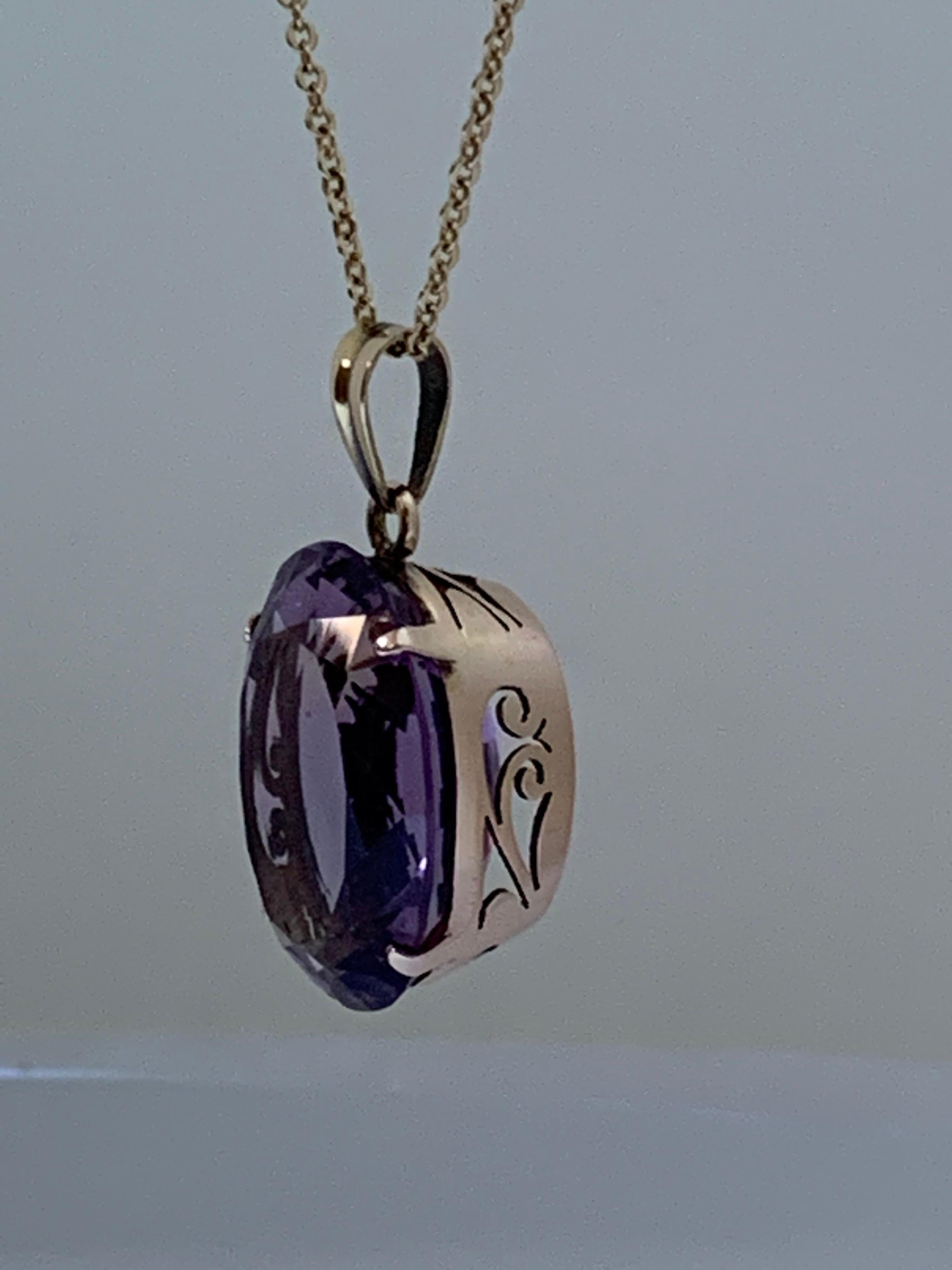 Oval Amethyst Set in 14 Karat Gold Pendant In New Condition For Sale In Trumbull, CT