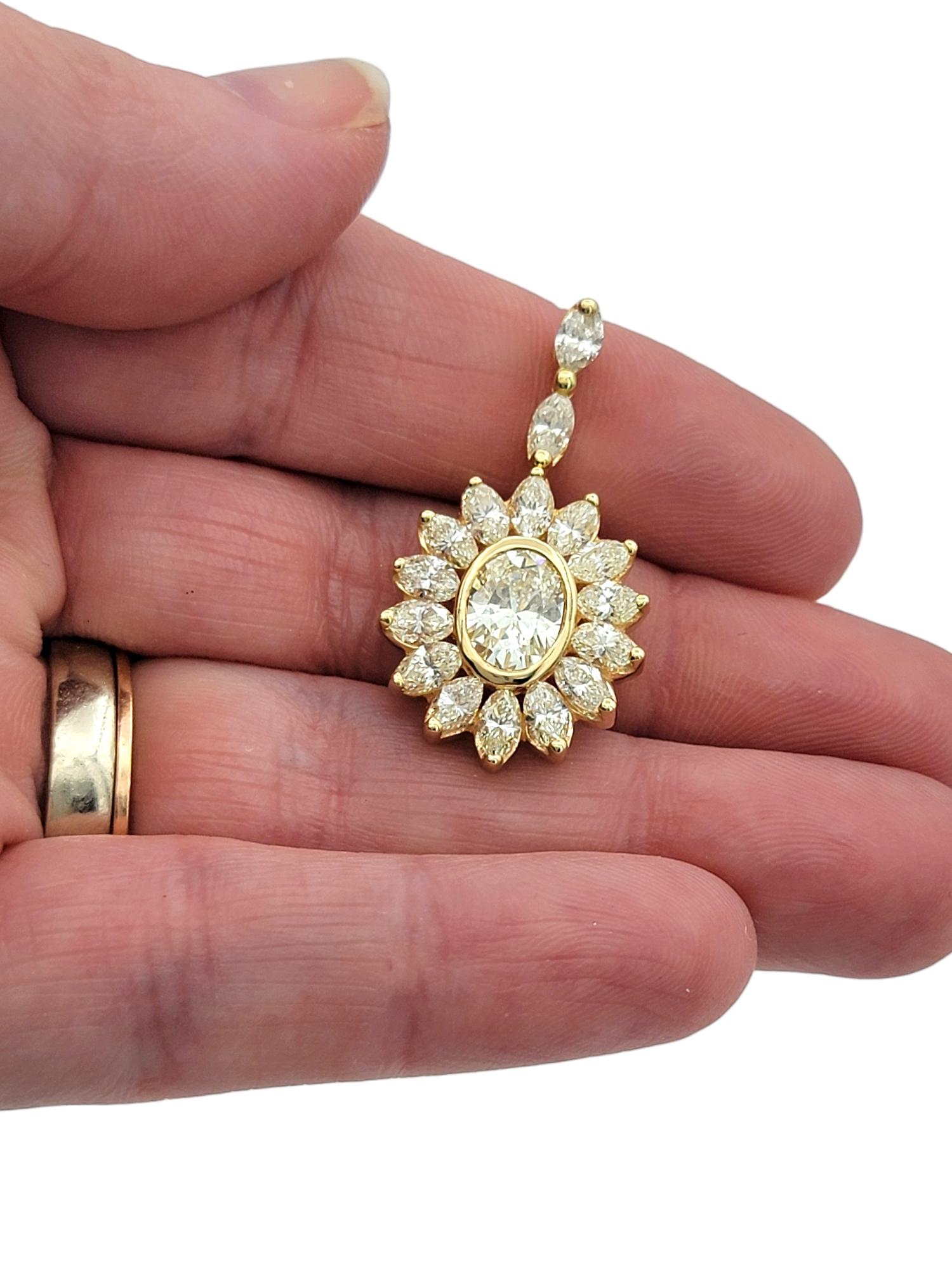 Taille ovale Pendentif en or jaune 14 carats avec diamant ovale et marquise en forme de soleil en vente