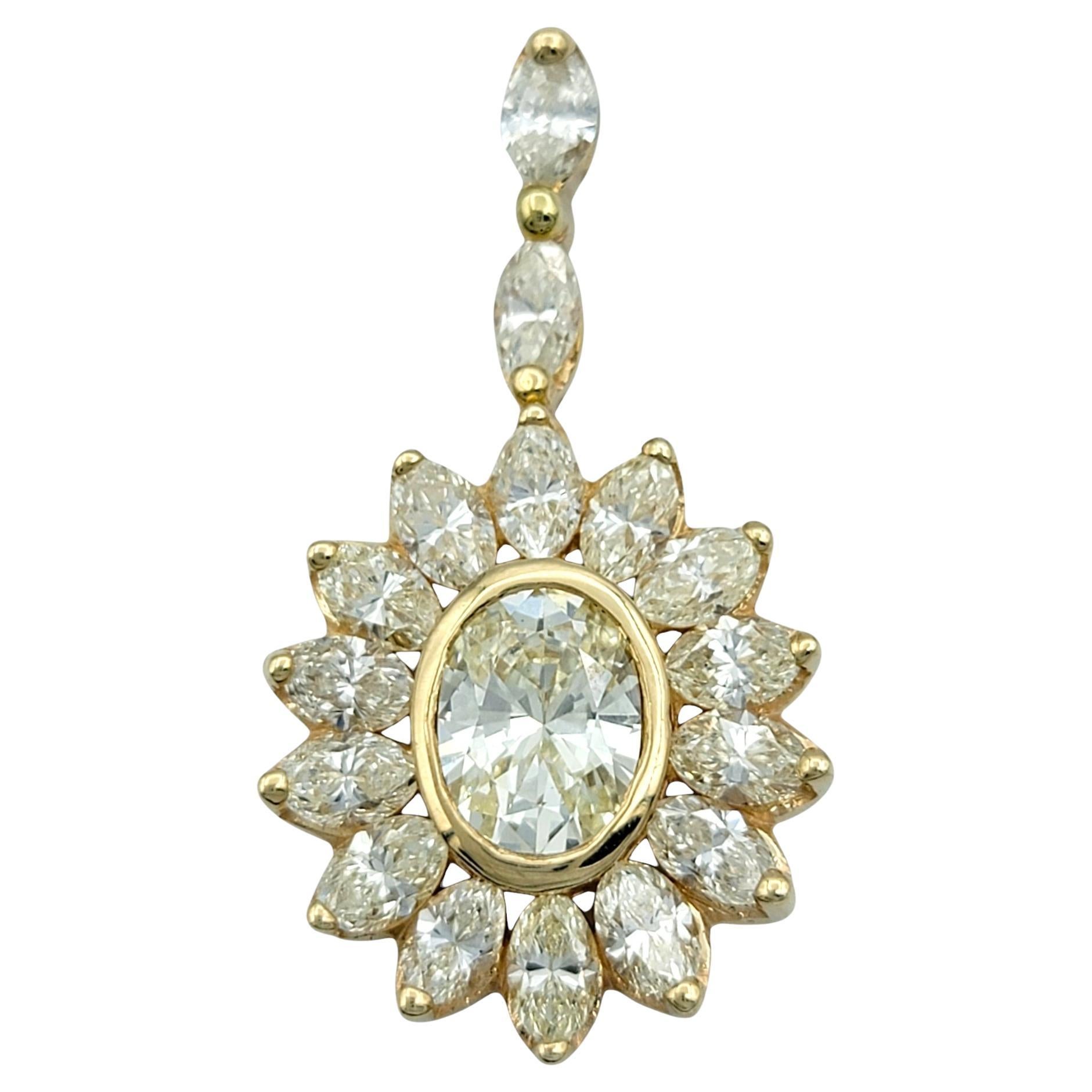 Pendentif en or jaune 14 carats avec diamant ovale et marquise en forme de soleil en vente