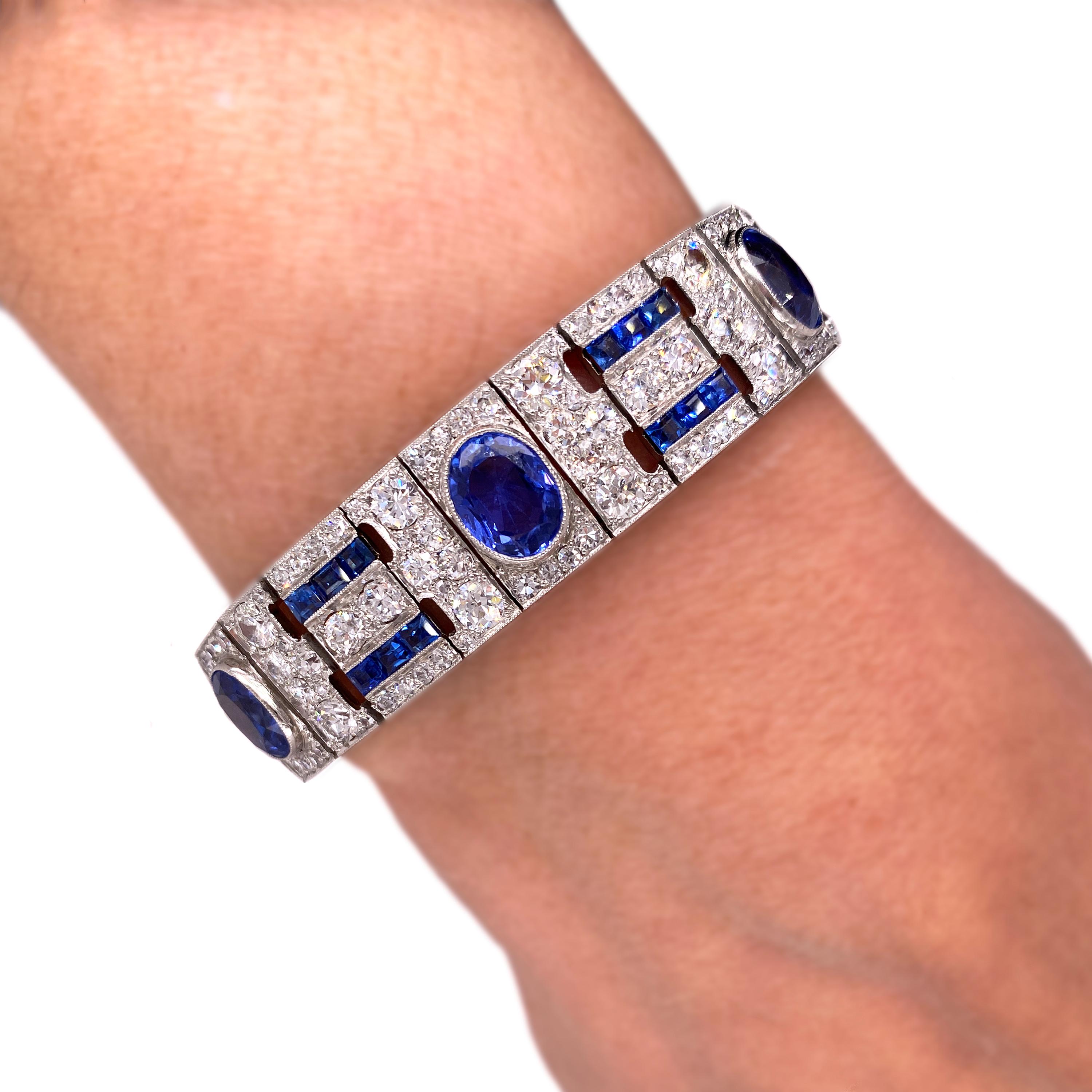 Contemporary Oval and Princess Cut Blue Sapphires Diamonds 18 Karat Gold Bracelet