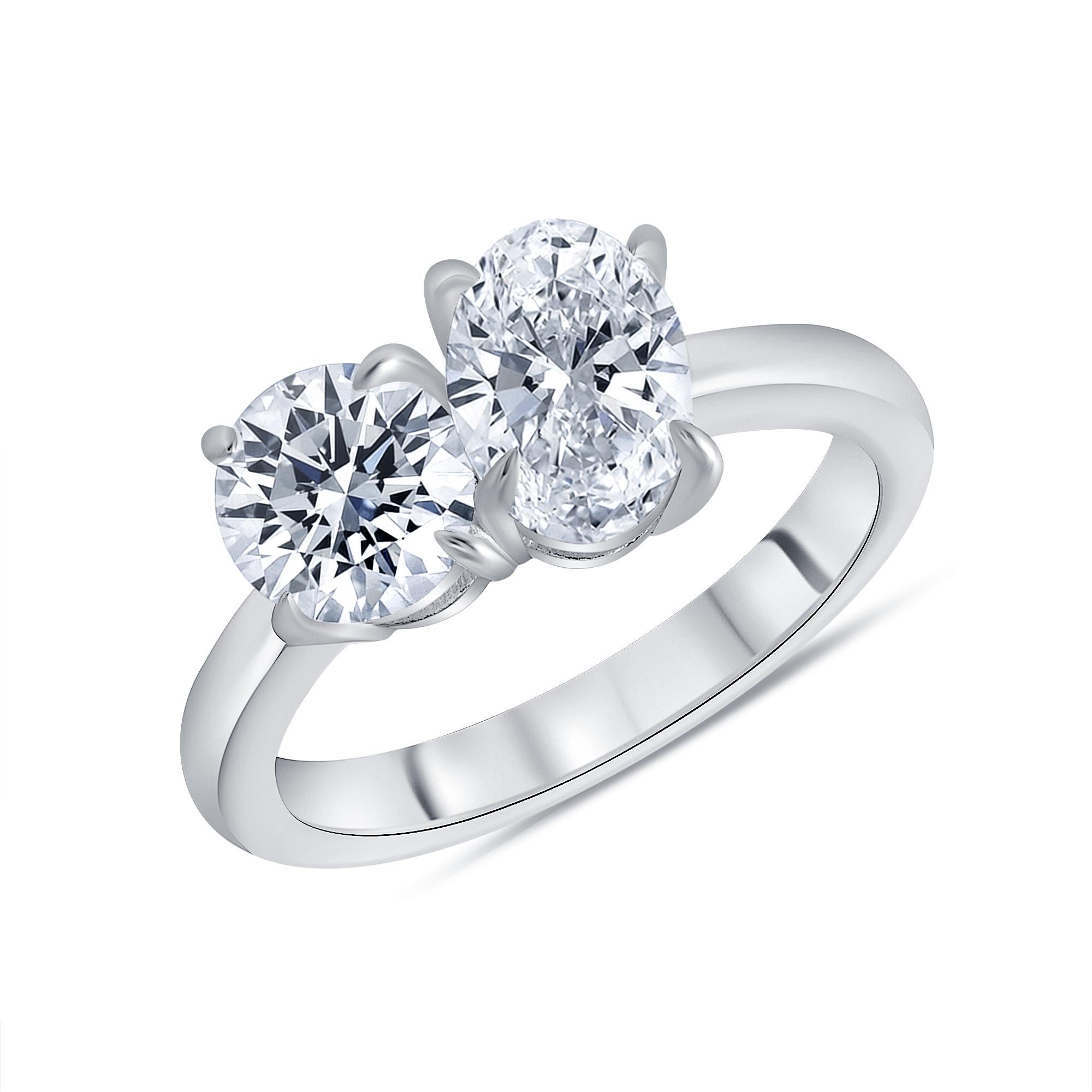 Im Angebot: Ovaler und runder Diamant-Verlobungsring mit zwei Steinen 1,00 Karat () 3