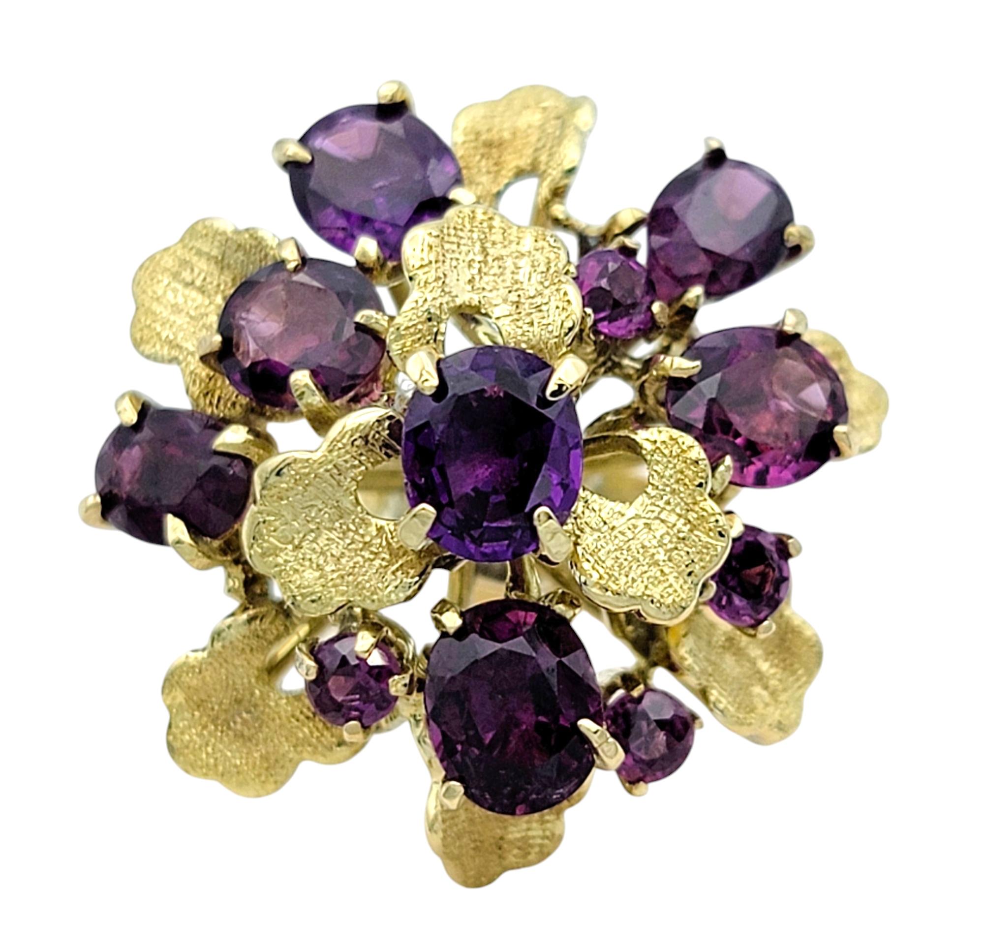 Contemporain Bague cocktail grappe de grenats taille ovale et ronde en or jaune 14 carats en vente