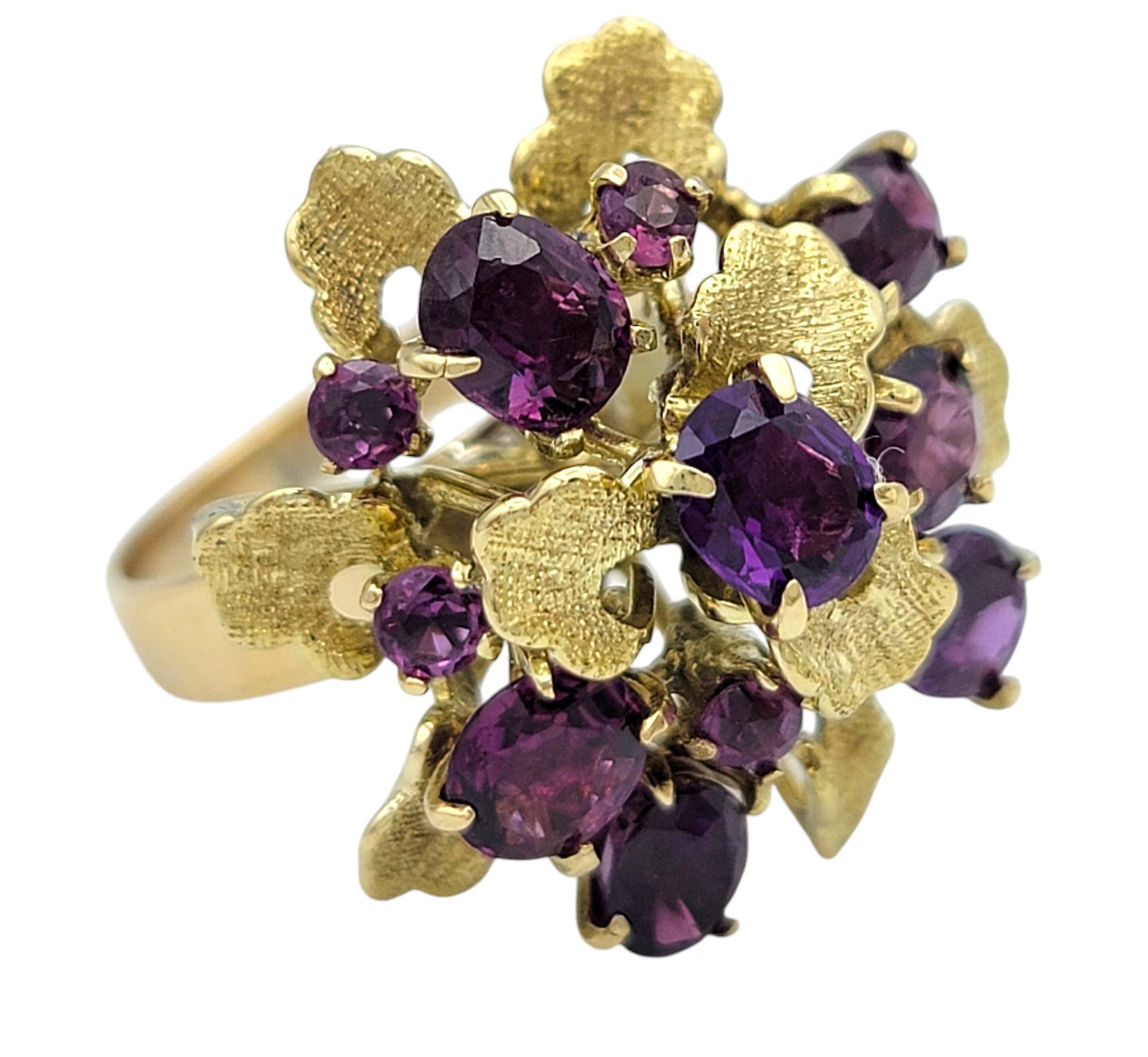 Taille ovale Bague cocktail grappe de grenats taille ovale et ronde en or jaune 14 carats en vente