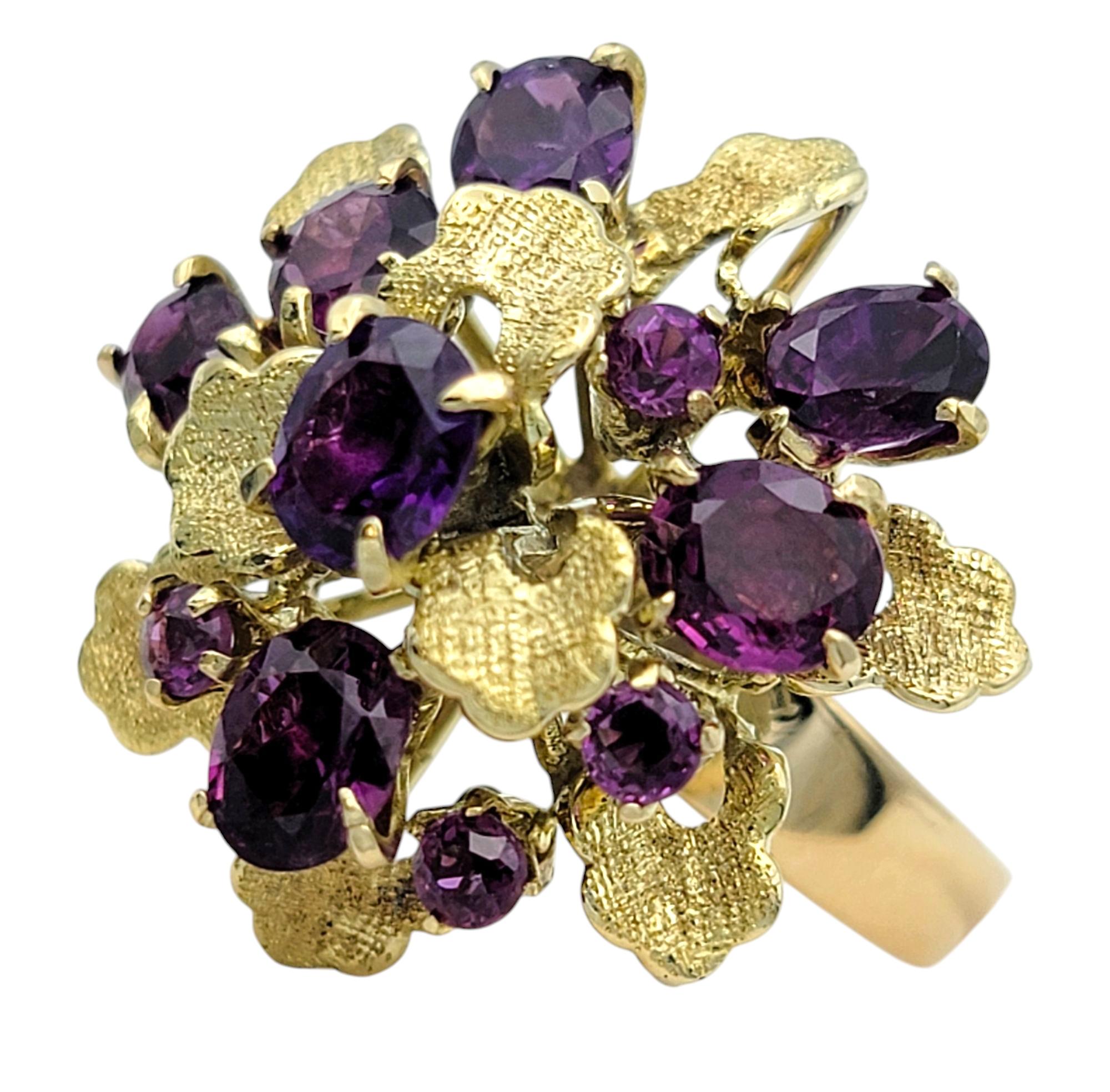 Bague cocktail grappe de grenats taille ovale et ronde en or jaune 14 carats Bon état - En vente à Scottsdale, AZ