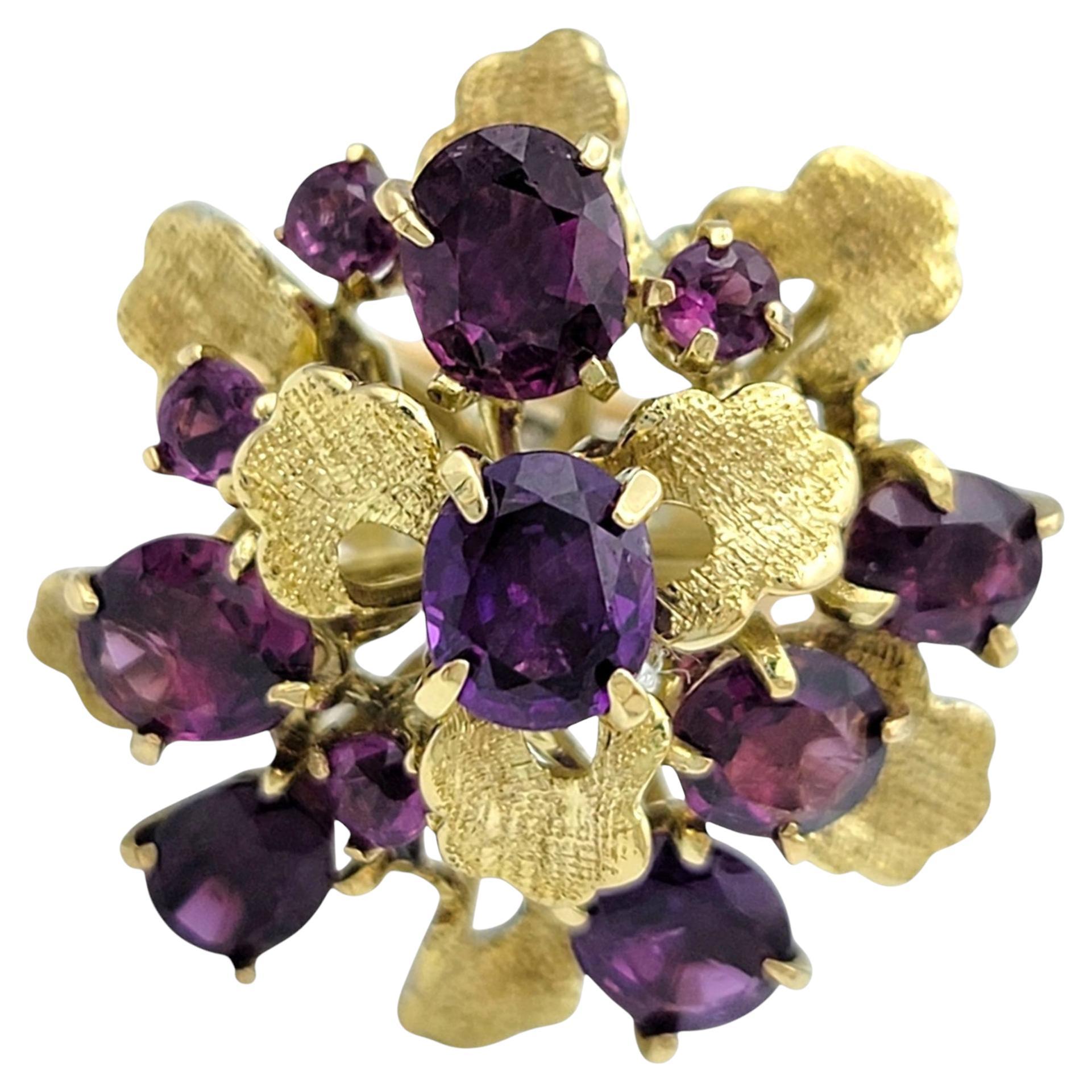 Anillo de cóctel de oro amarillo de 14 quilates con racimo de granates de talla ovalada y redonda