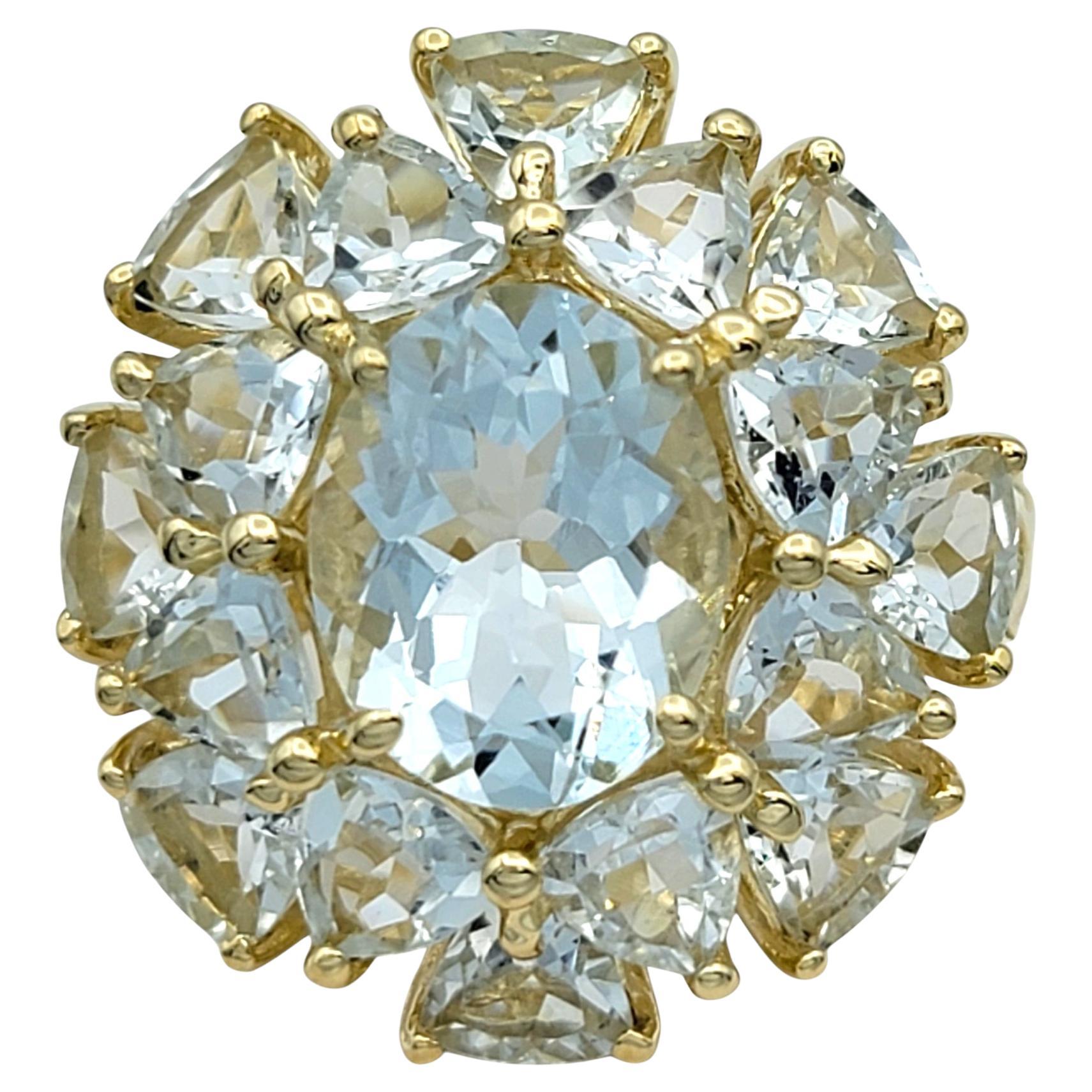 Misura dell'anello: 5.5

Delicato e accattivante, questo anello a grappolo è uno splendido esempio di eleganza e di alta manifattura. Realizzato in oro giallo 14 carati, il centrotavola mette in mostra un'acquamarina mozzafiato dal taglio ovale, la