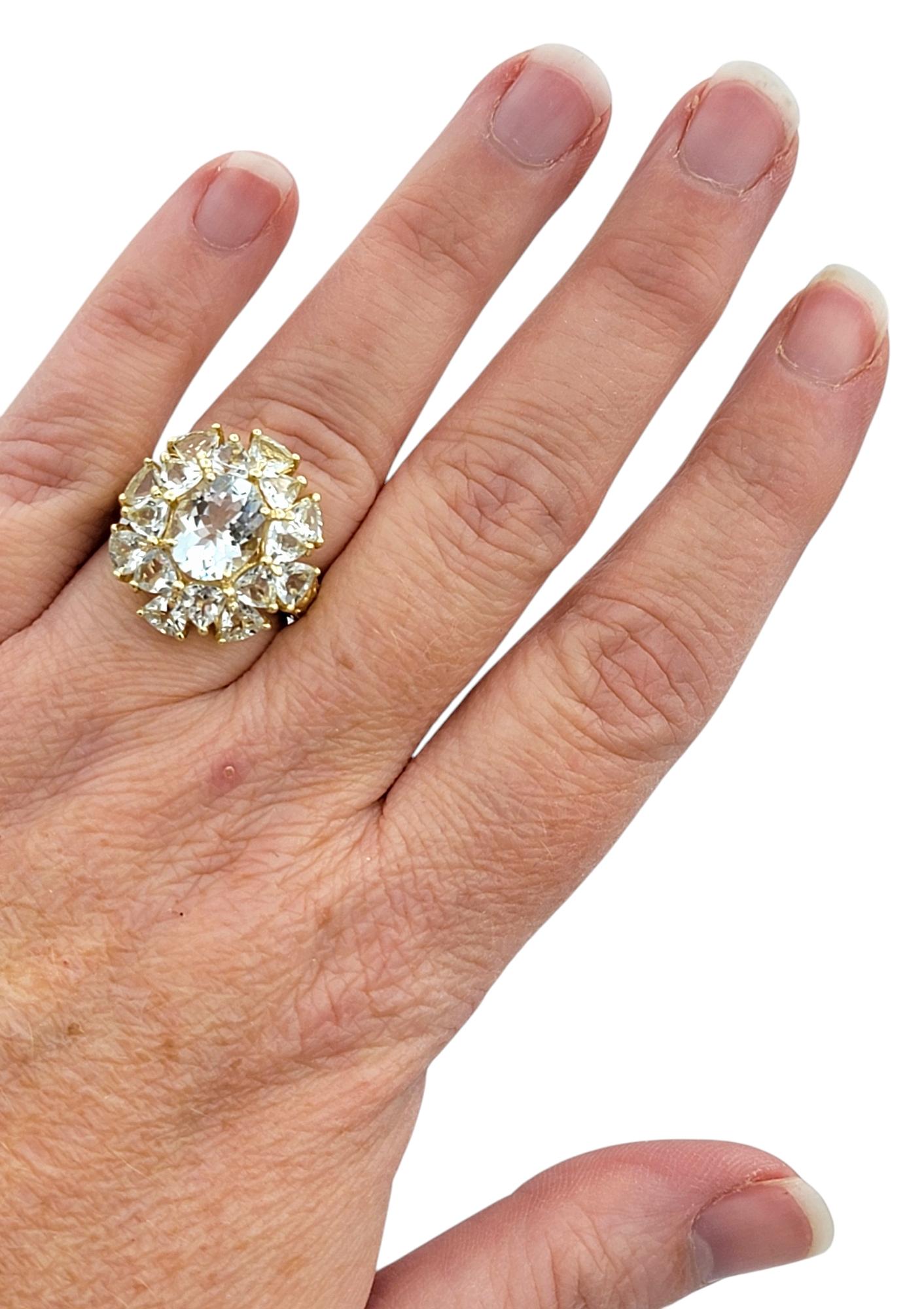 Anello cocktail con acquamarina taglio ovale e trilione in oro giallo 14 carati in vendita 1