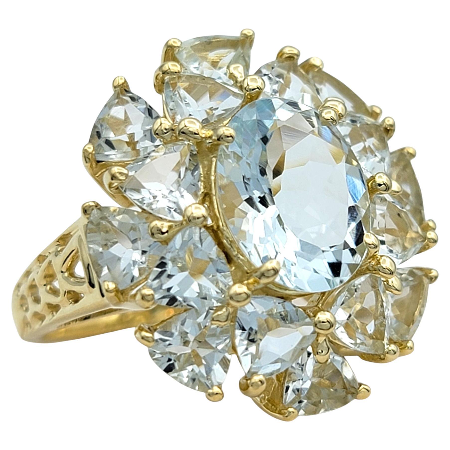 Anillo de Cóctel de Aguamarina Ovalada y Corte Trillón en Oro Amarillo de 14 Kilates