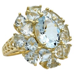 Ovaler und Trillionschliff Aquamarin-Cluster-Cocktailring aus 14 Karat Gelbgold