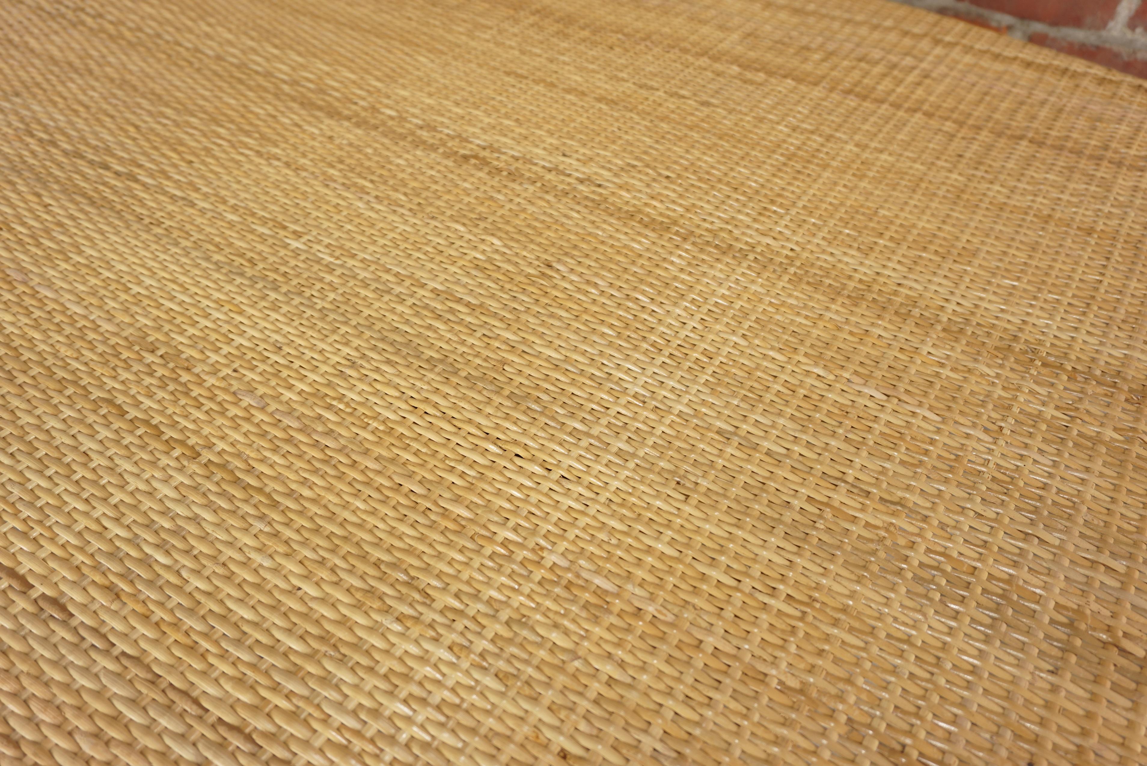 Ovaler und gewebter Rattan-Esstisch aus Schilfrohr im französischen Design (21. Jahrhundert und zeitgenössisch)