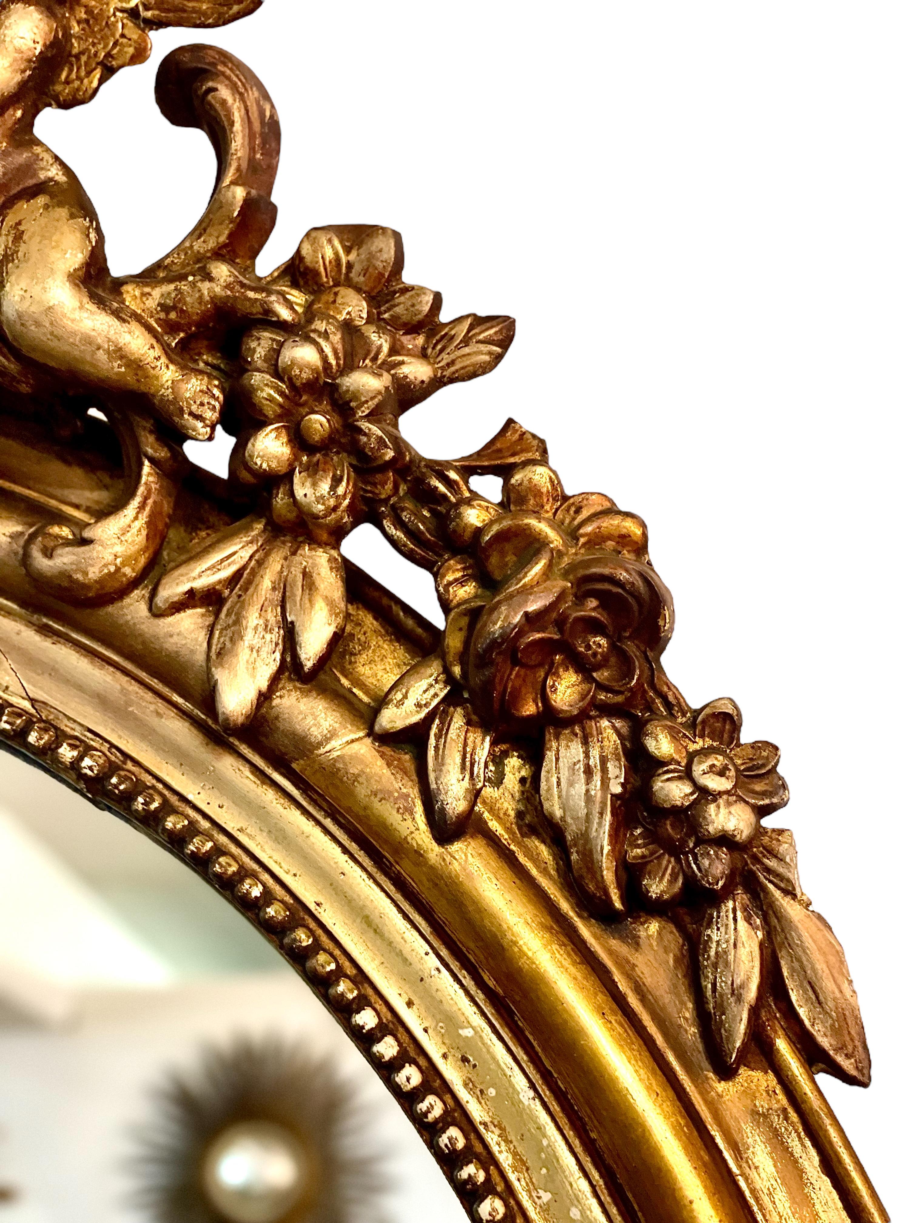 Napoléon III Miroir ovale ancien français en bois doré avec chérubins en vente