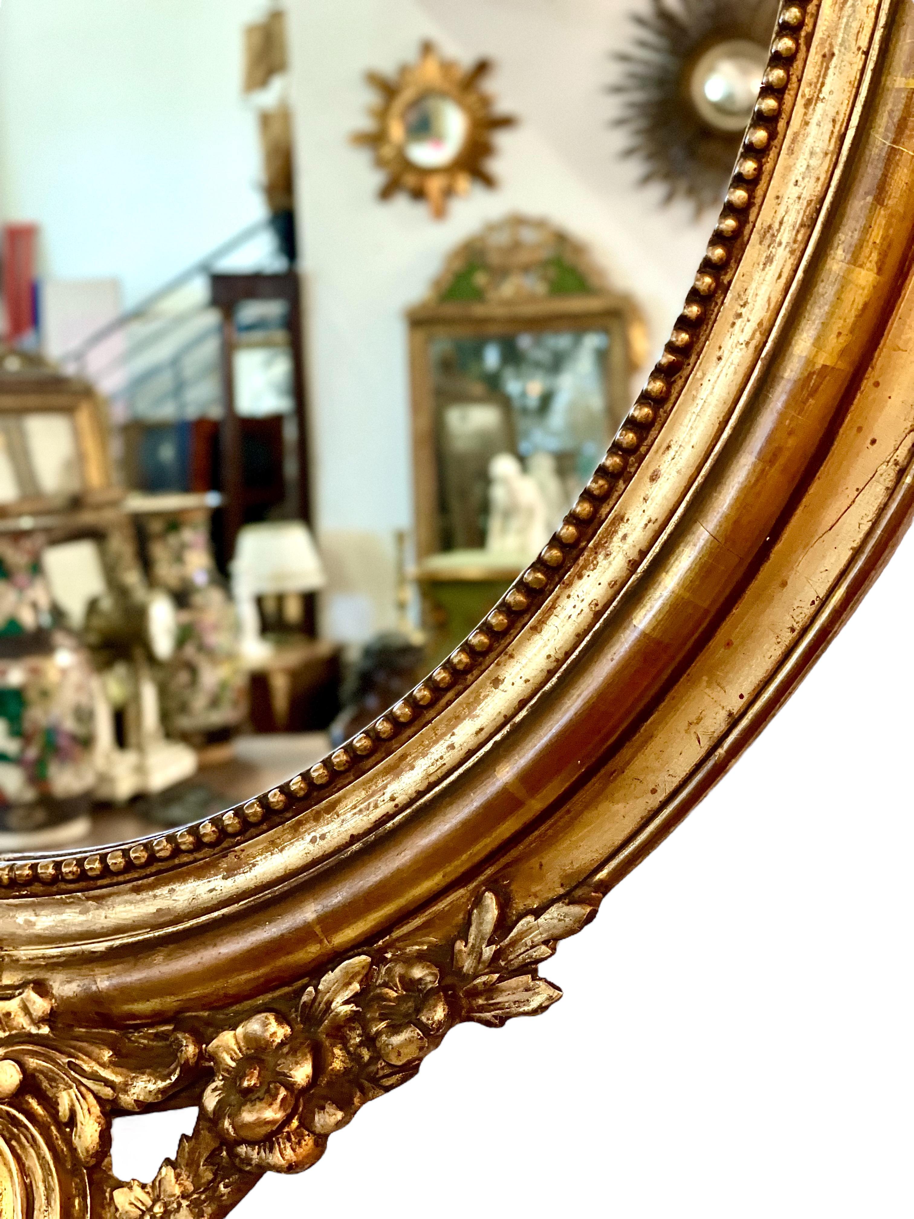 Français Miroir ovale ancien français en bois doré avec chérubins en vente