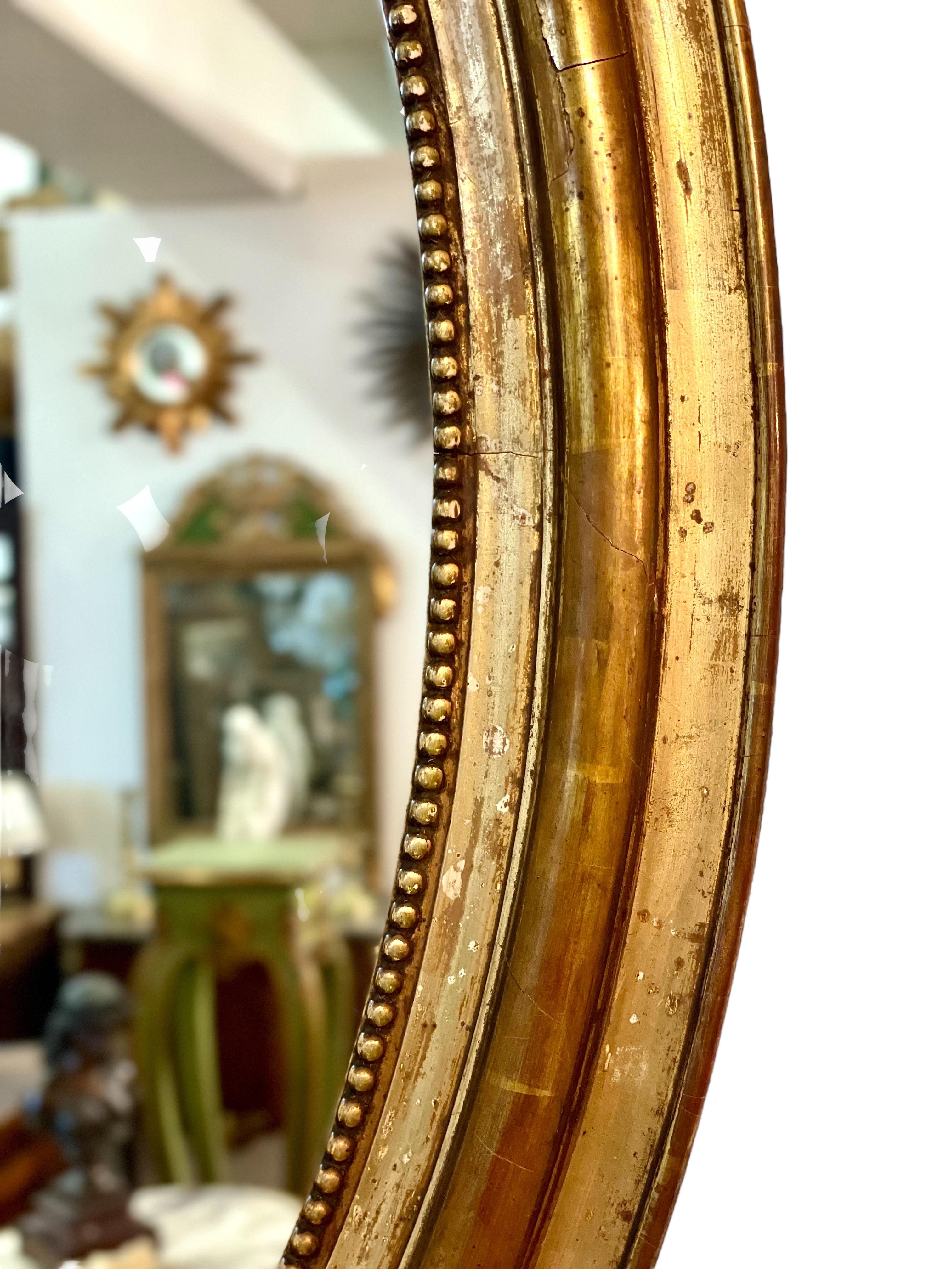 XIXe siècle Miroir ovale ancien français en bois doré avec chérubins en vente