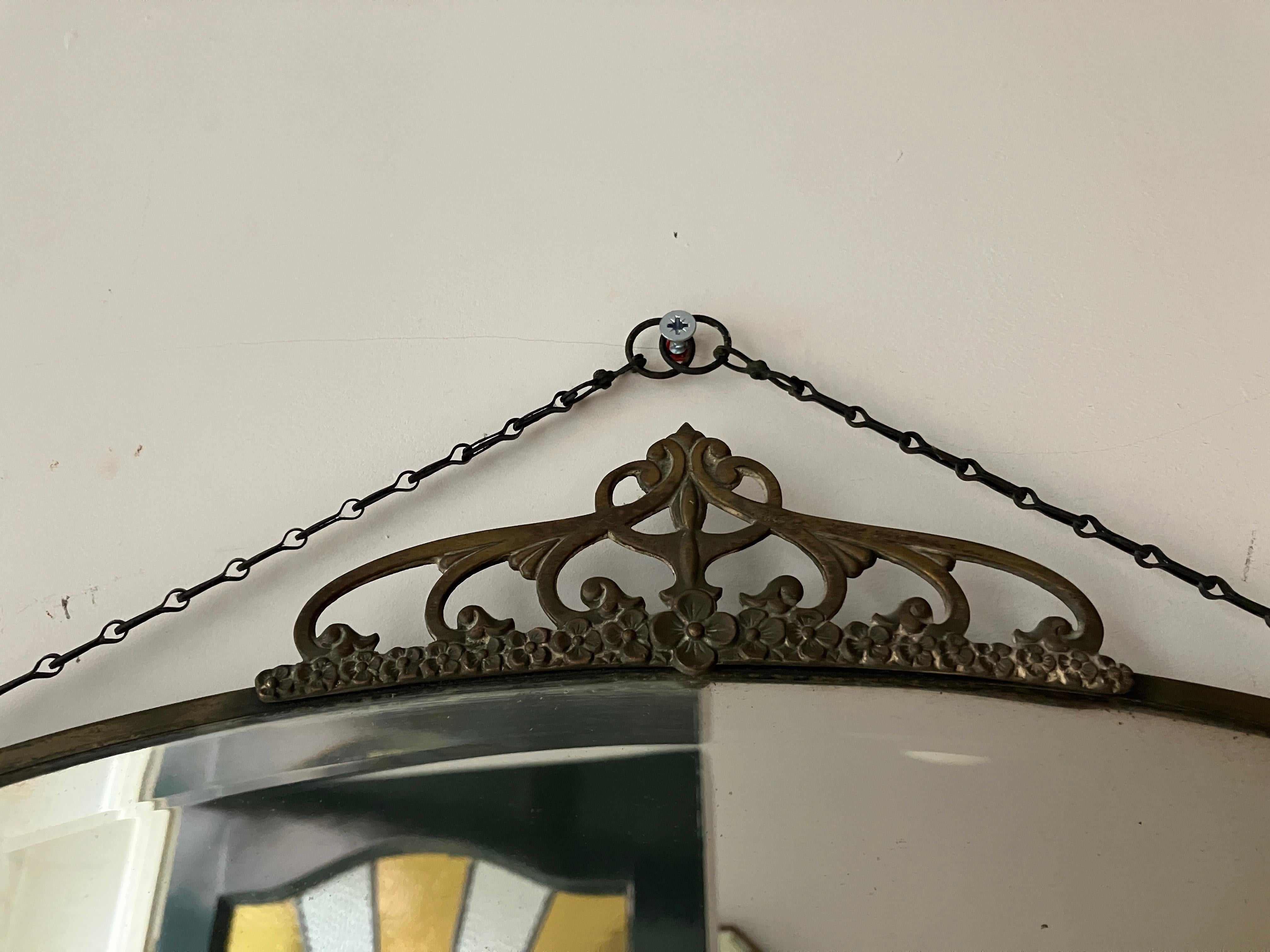 Ovaler antiker Jugendstilspiegel mit dünnem Messingrahmen und Krone aus Messing  (Frühes 20. Jahrhundert) im Angebot